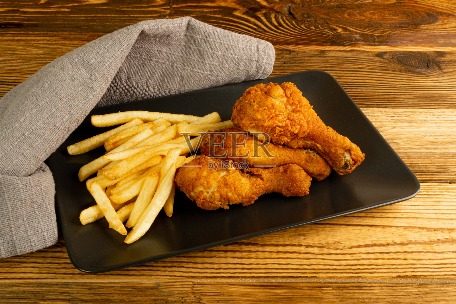 面包油炸鸡翅，手指和鸡腿在木制乡村背景照片摄影图片