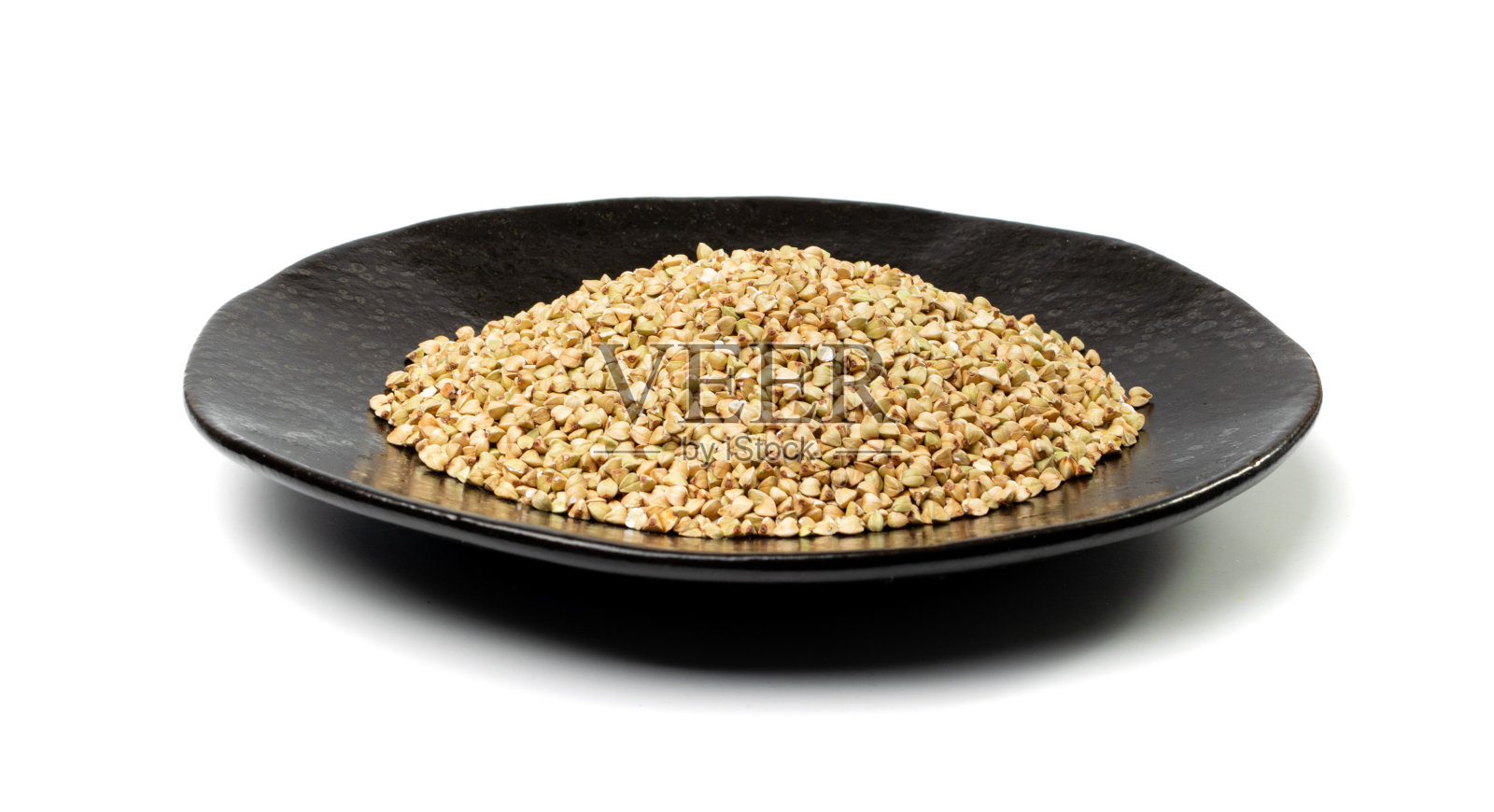 生的绿色荞麦堆分离，干荞麦谷物，俄罗斯卡沙堆，未煮的荞麦剪出来照片摄影图片