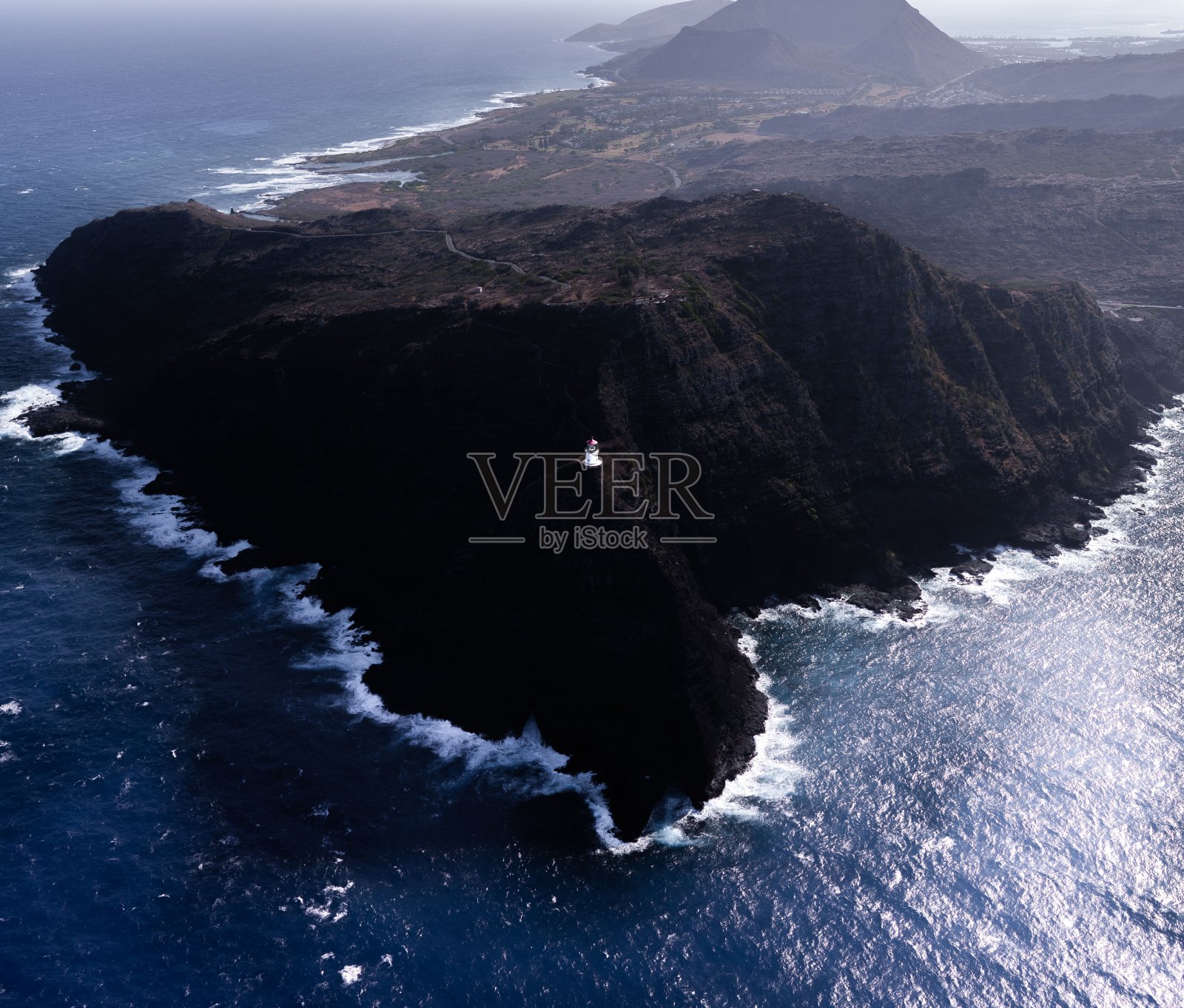 海洋中央岩石岛的鸟瞰图照片摄影图片