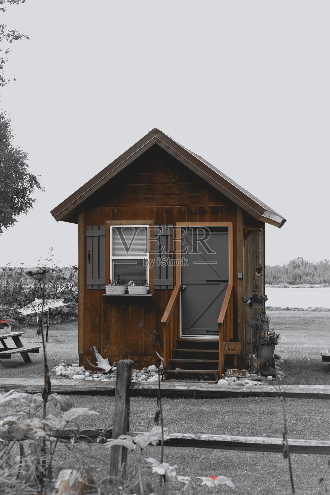 阿拉斯加内通道的一间小屋的垂直拍摄-部分黑白照片摄影图片