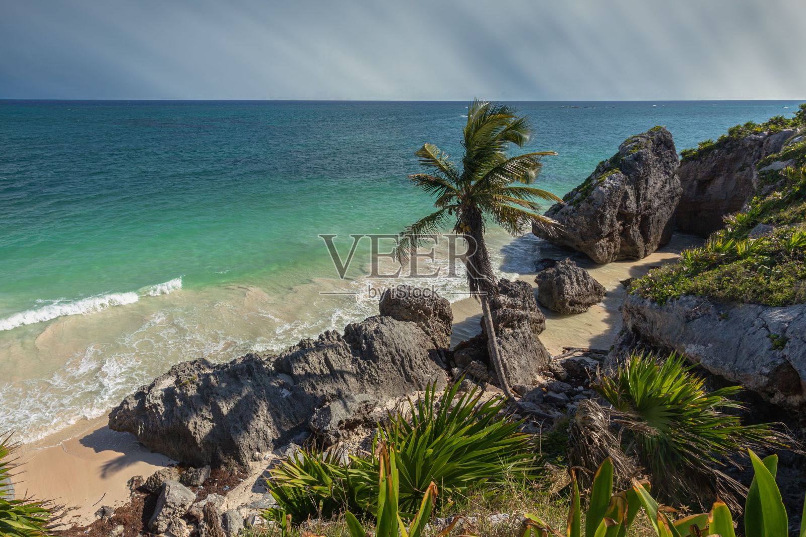 鸟瞰海与岩石海滩照片摄影图片