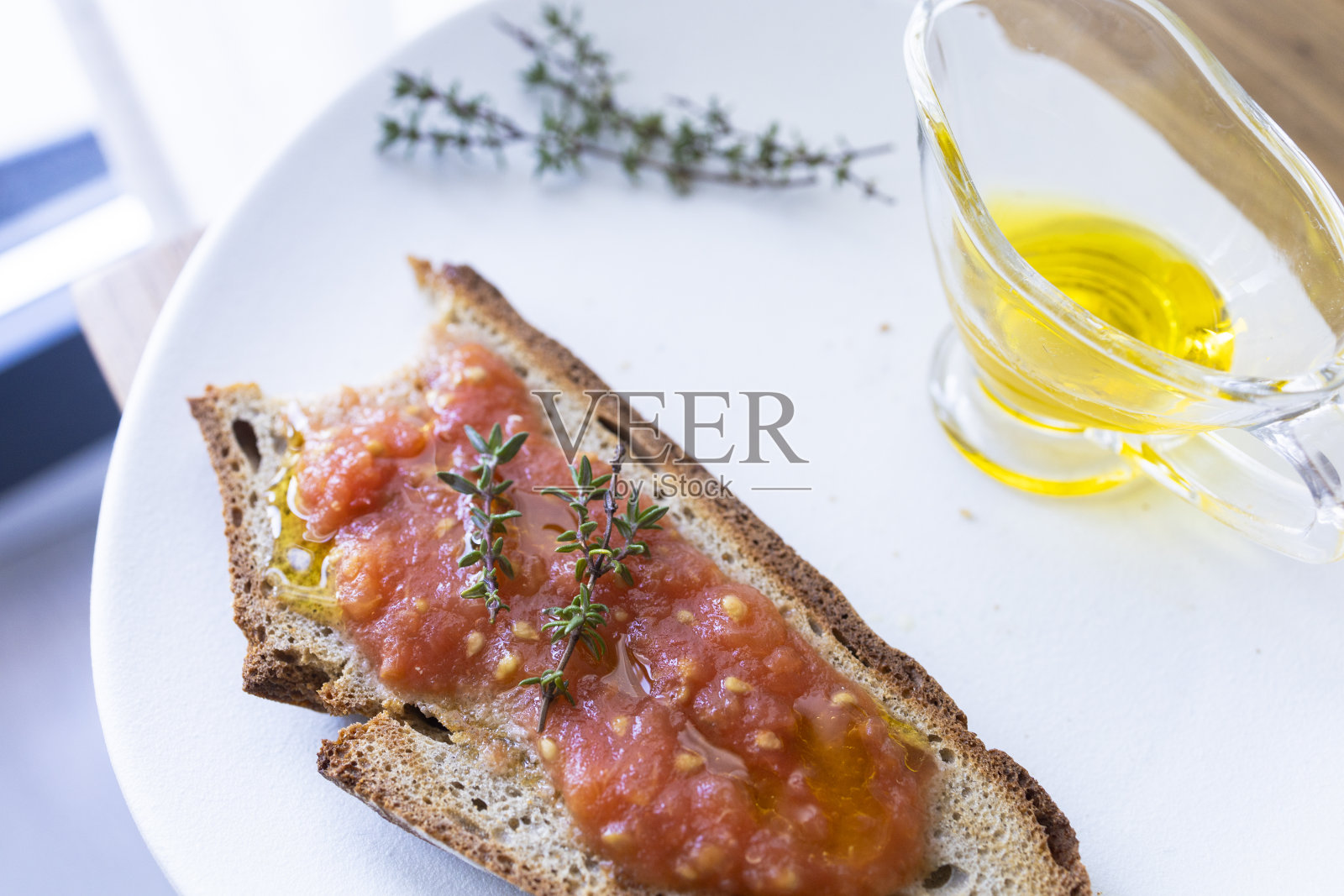 健康早餐，橄榄油番茄面包和咖啡照片摄影图片