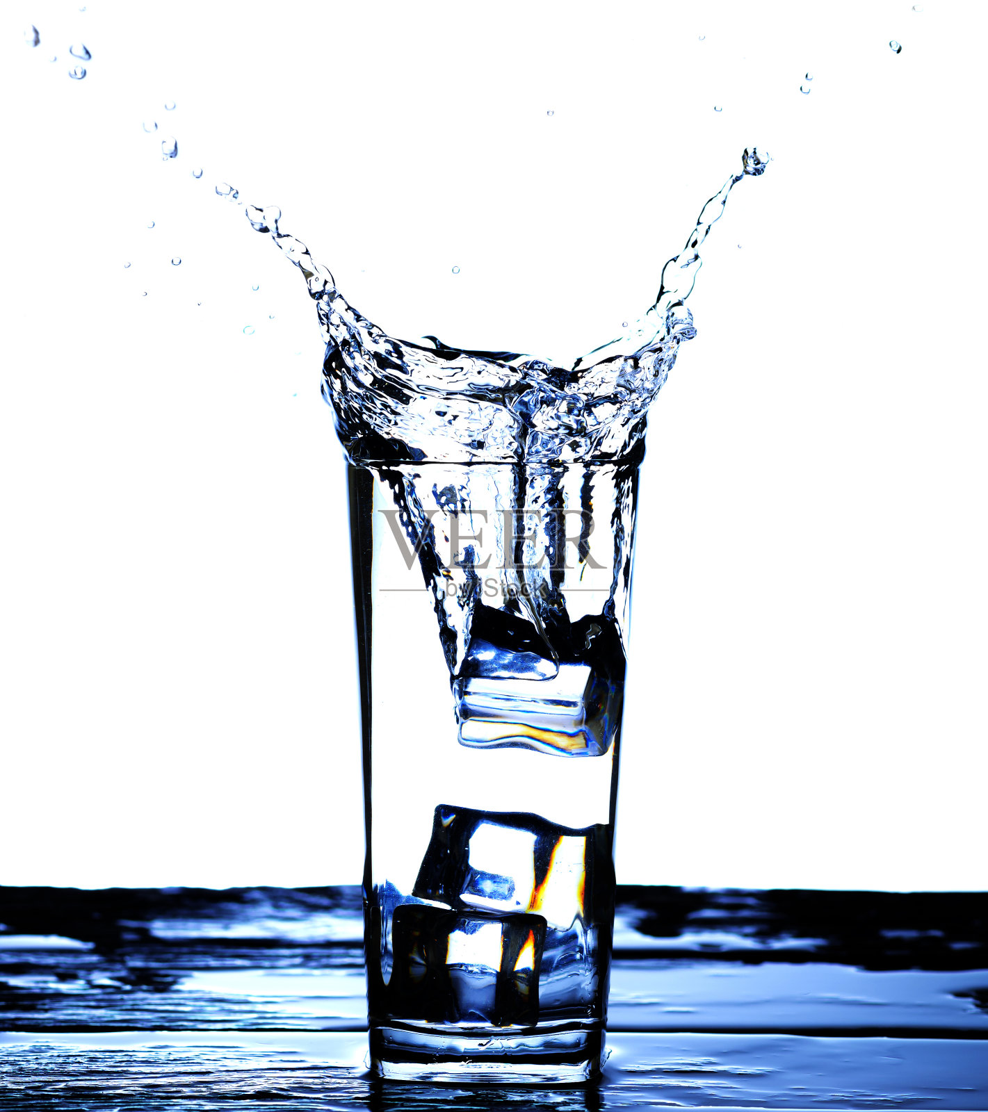 把饮用水倒进玻璃杯的画面，照片摄影图片