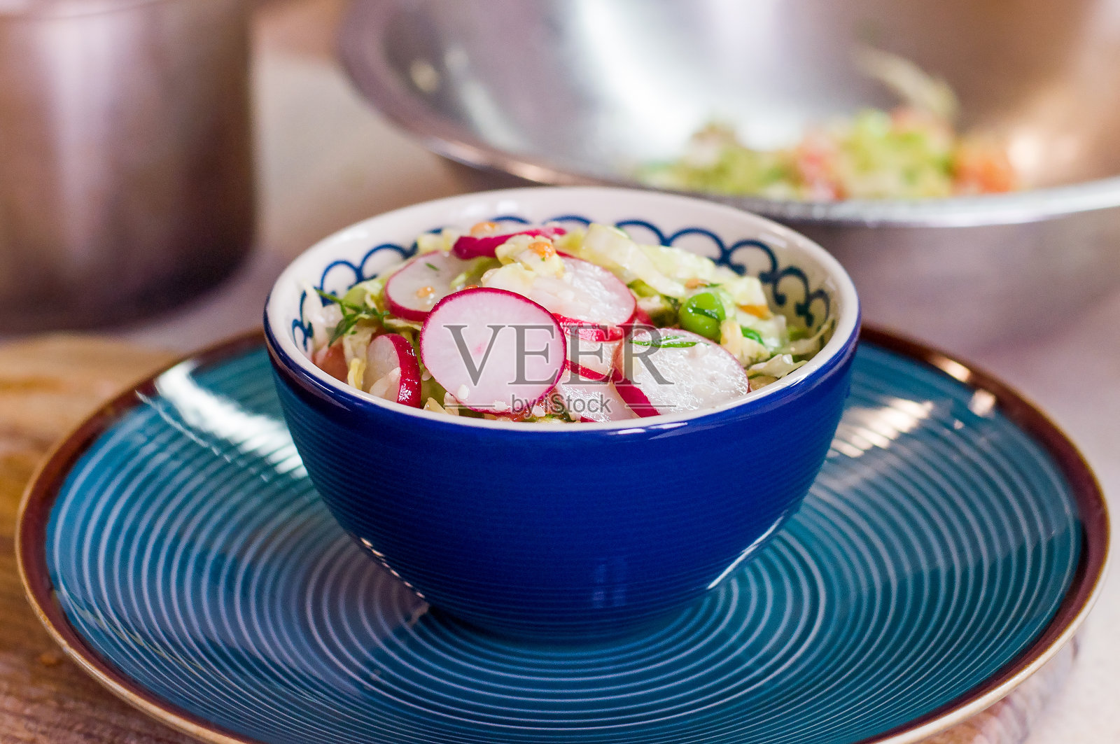 萝卜卷心菜沙拉配豌豆、莳萝和芝麻。照片摄影图片