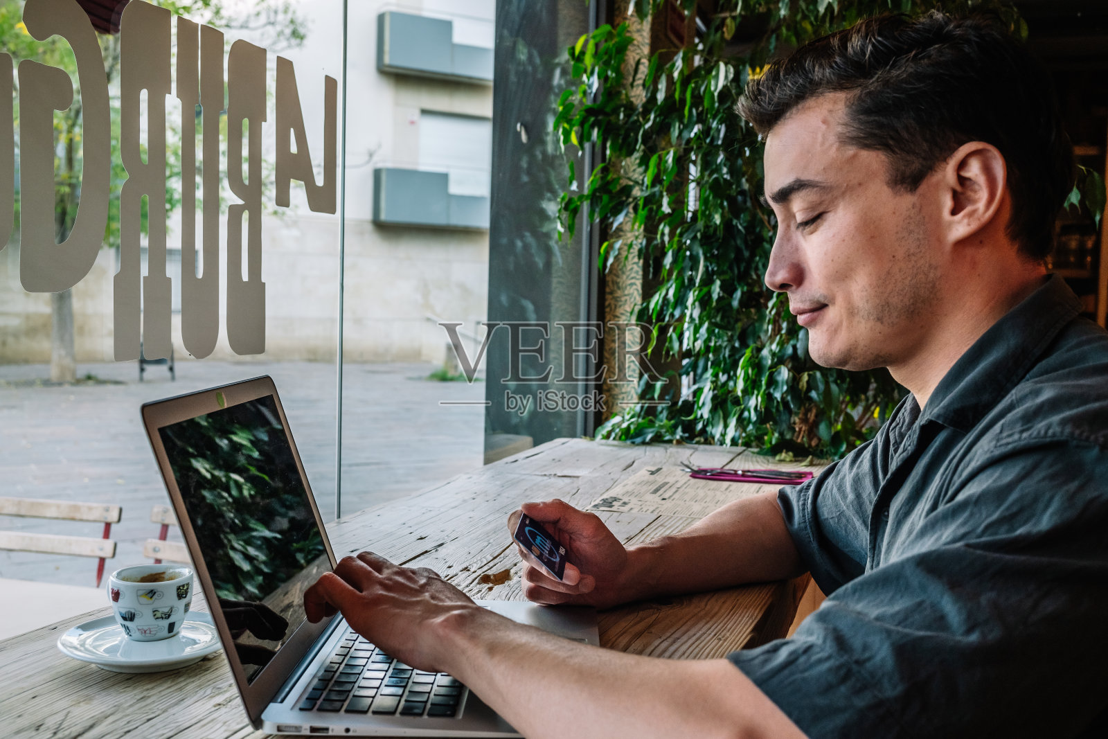 男子在咖啡馆网购照片摄影图片