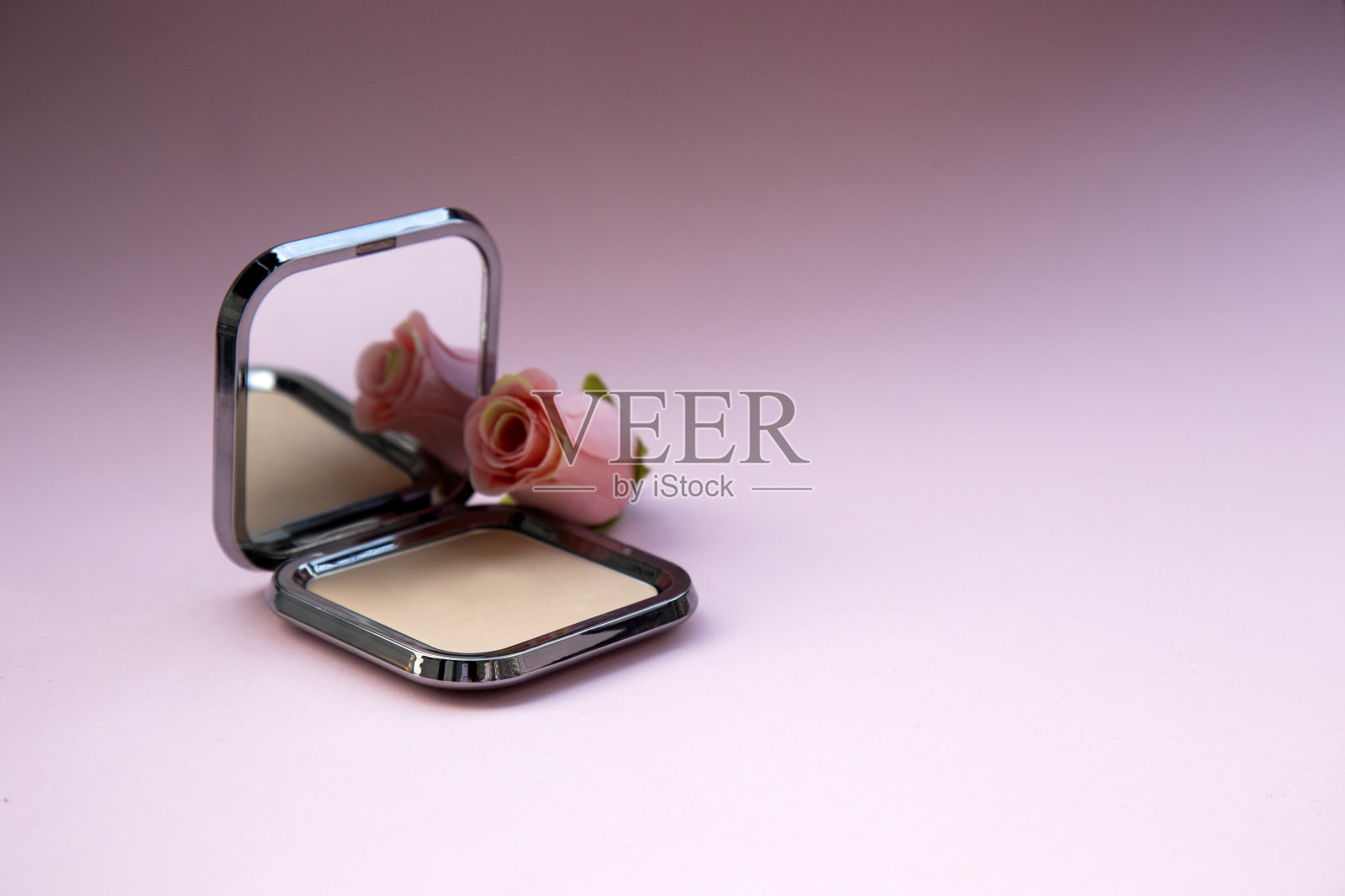 浅色粉末在银色覆盖玫瑰花在粉红色的背景复制空间目前照片摄影图片