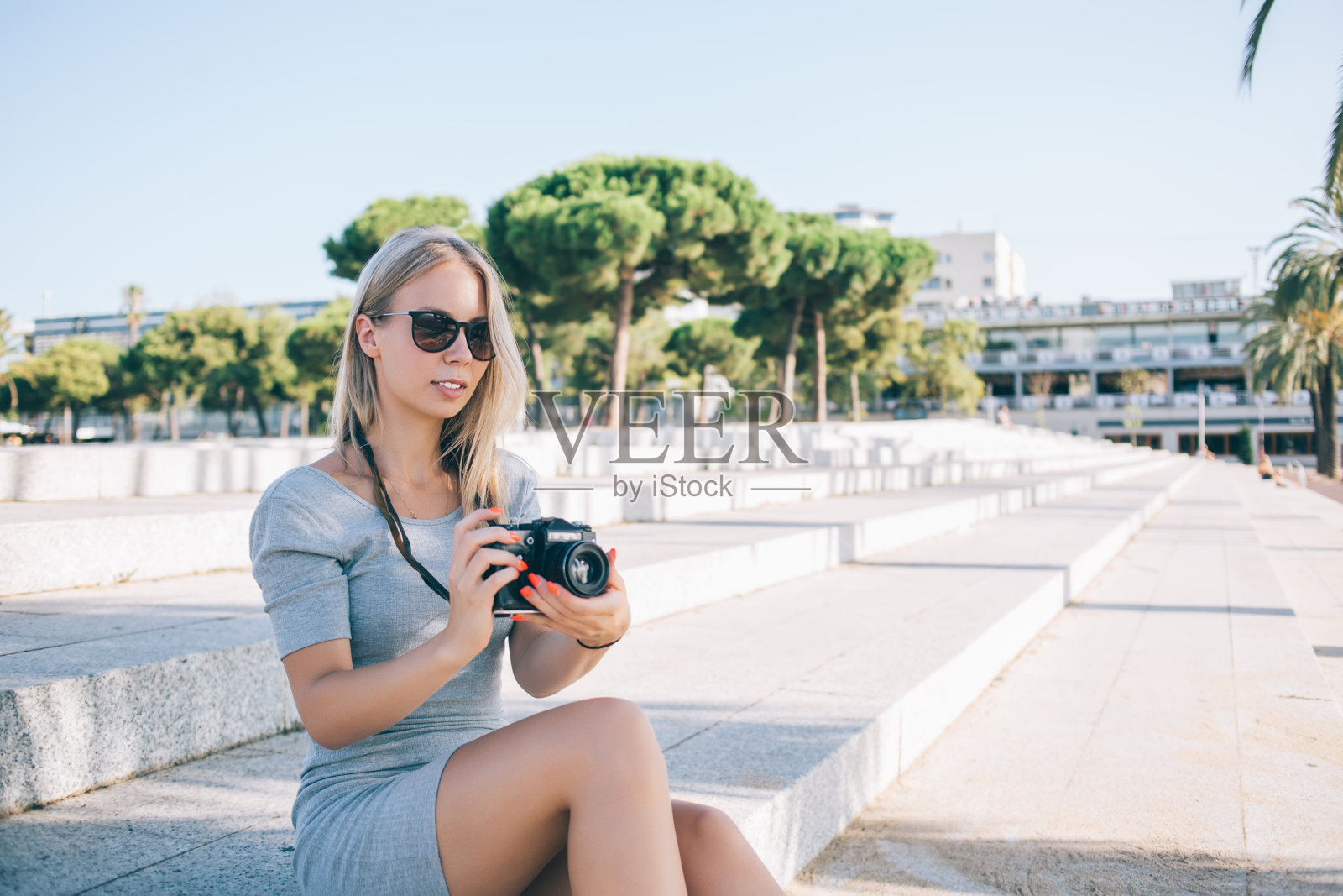 年轻游客在城市街道上拍照照片摄影图片