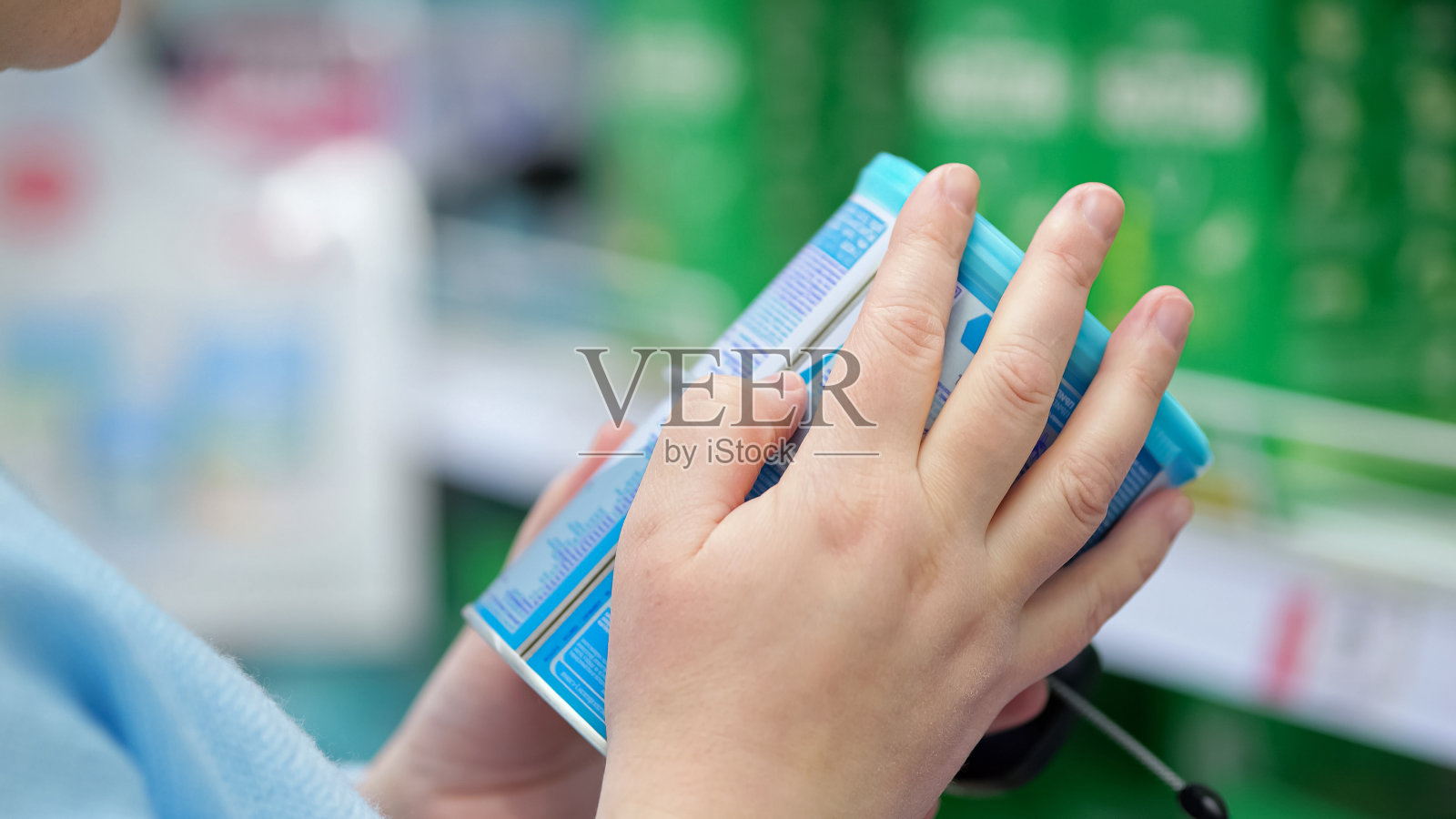 妇女寻找婴儿食品并仔细阅读说明照片摄影图片