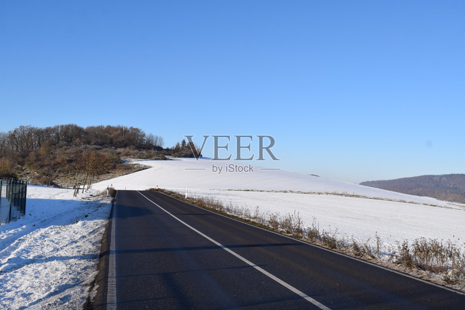在雪山上的阳光潮湿的道路照片摄影图片