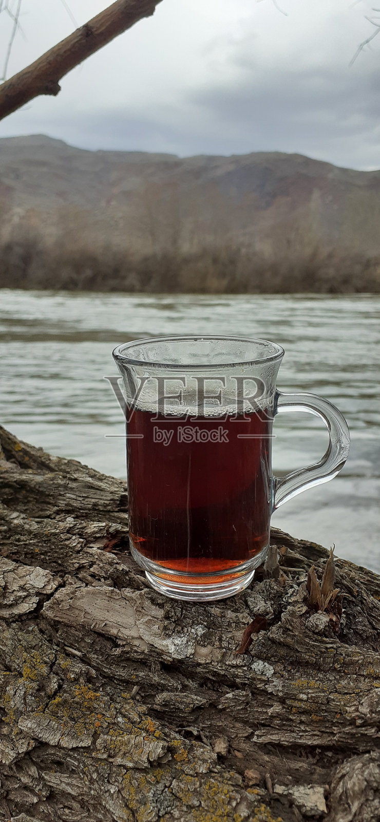 篝火茶。篝火上的热铁水壶。在露营地做早上咖啡。森林里的休闲。积极的生活方式概念。照片摄影图片