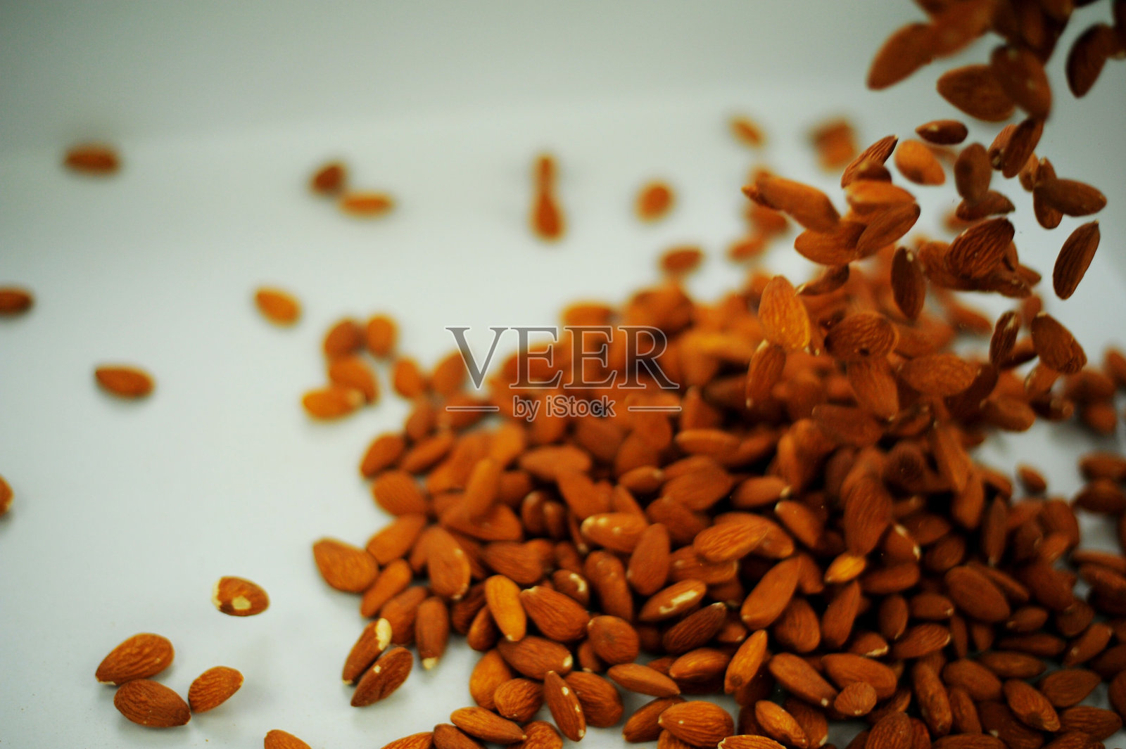 白底杏仁旋转细节拍摄杏仁坠落坚果杏仁产品富含矿物质和维生素。阿尔蒙德转身射击。杏仁旋转。胡桃近距离躺着照片摄影图片