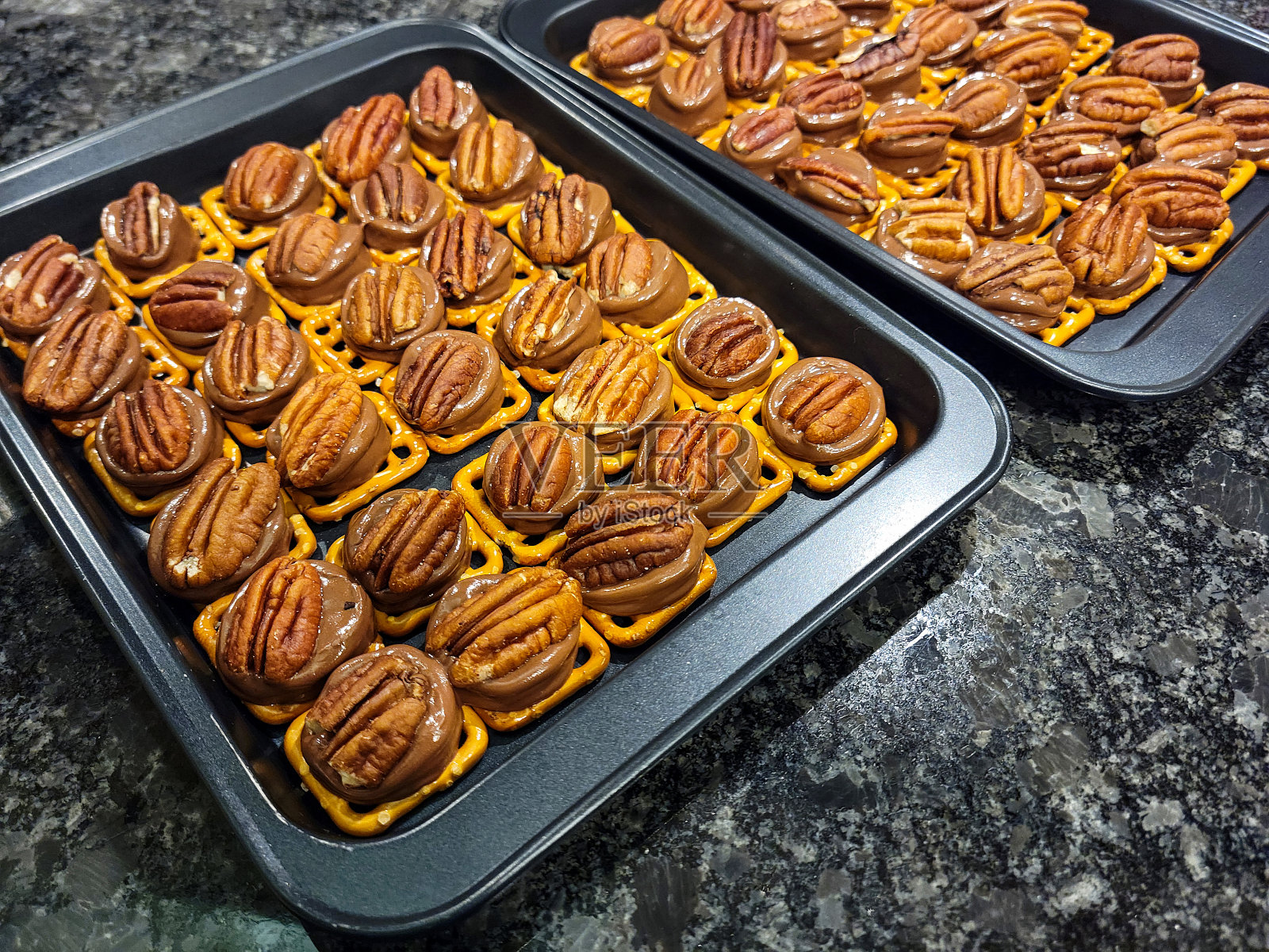 山核桃巧克力椒盐卷饼照片摄影图片