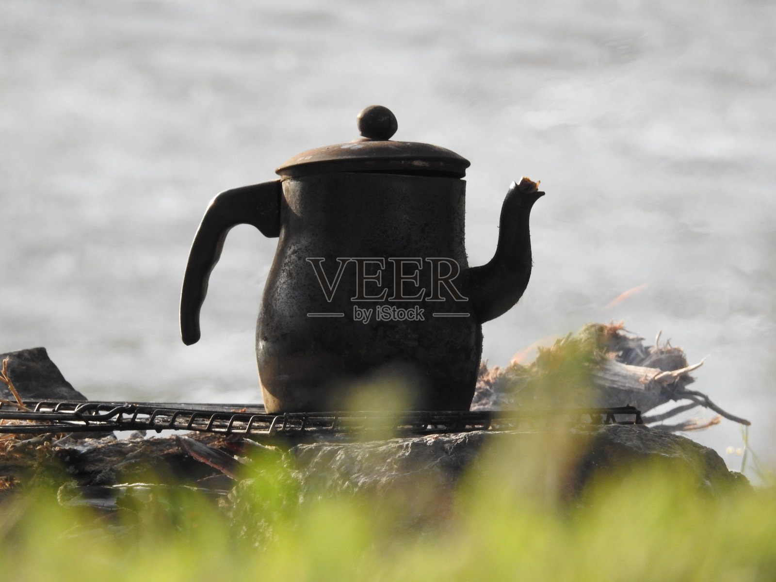 篝火茶。篝火上的热铁水壶。在露营地做早上咖啡。森林里的休闲。积极的生活方式概念。照片摄影图片