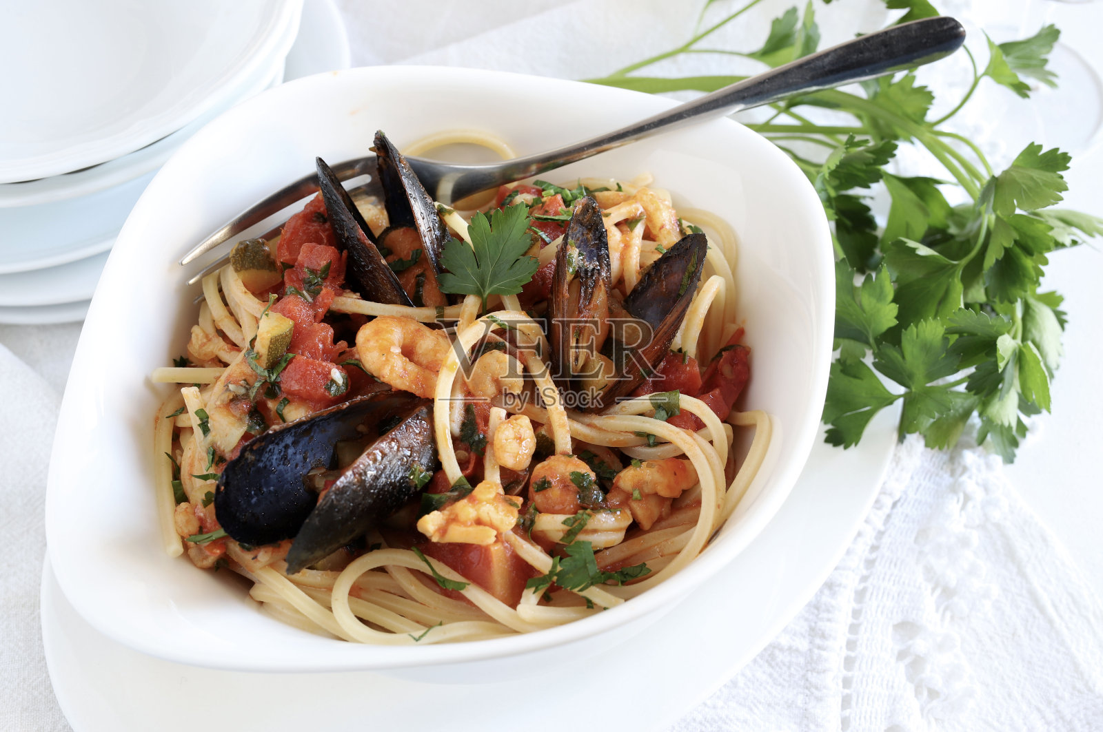 意大利面配海鲜。节日的餐桌摆设。照片摄影图片