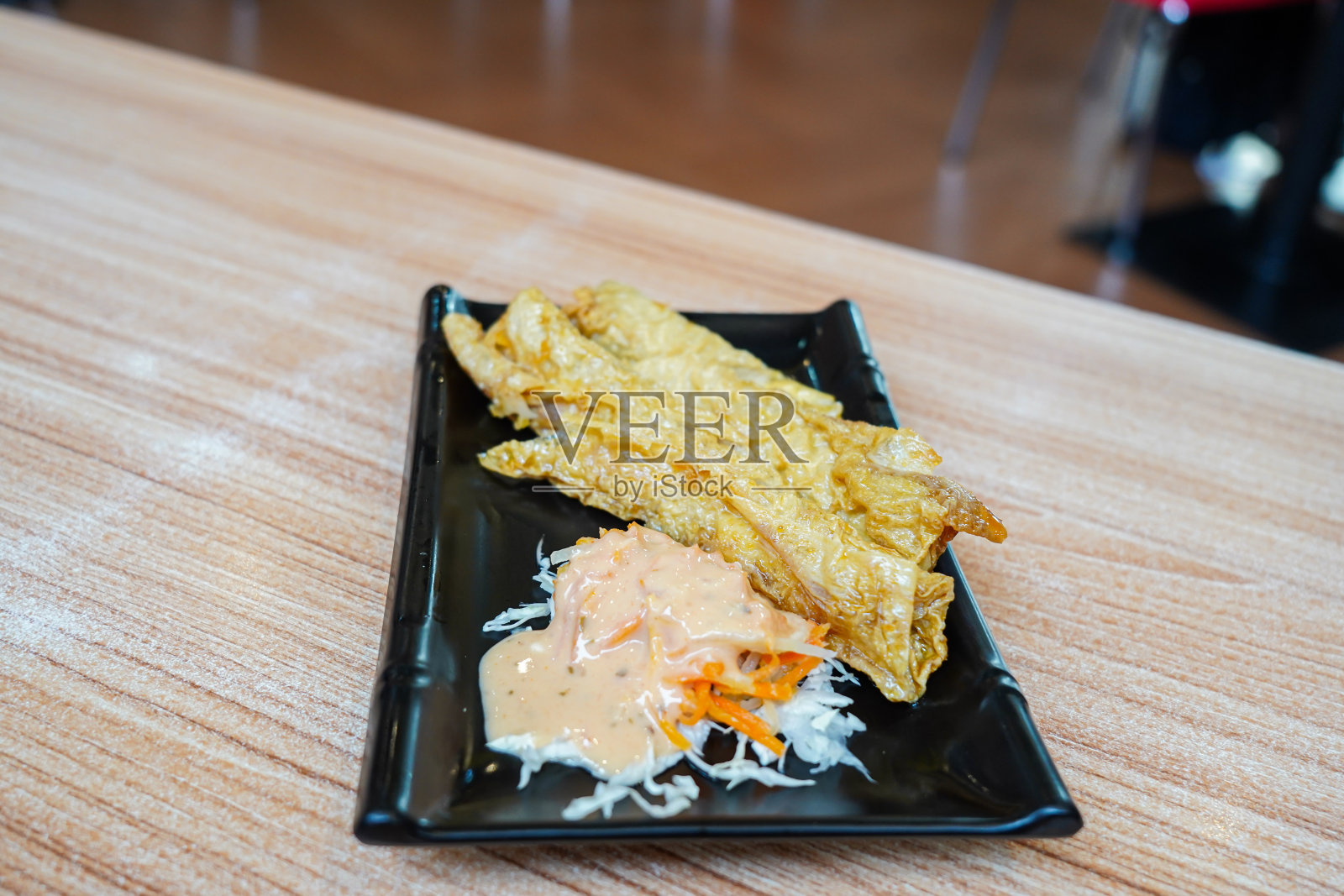 烤鱼饼(otak otak)在盘子里煎鱼饼，配蔬菜沙拉照片摄影图片