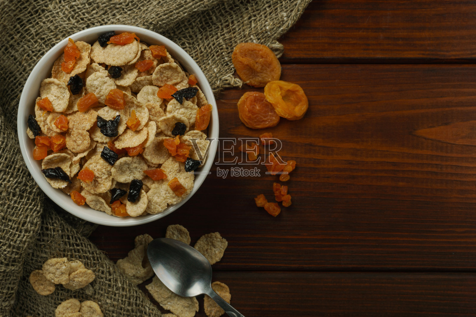 玉米片配杏干和梅干，深色背景。前视图。照片摄影图片