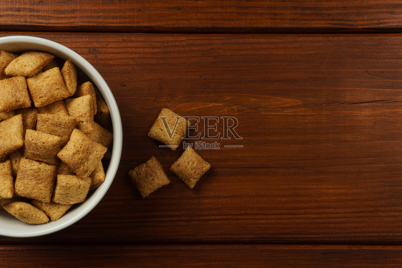 黑色的桌子上，白色的碗里放着巧克力早餐垫。俯视图照片摄影图片