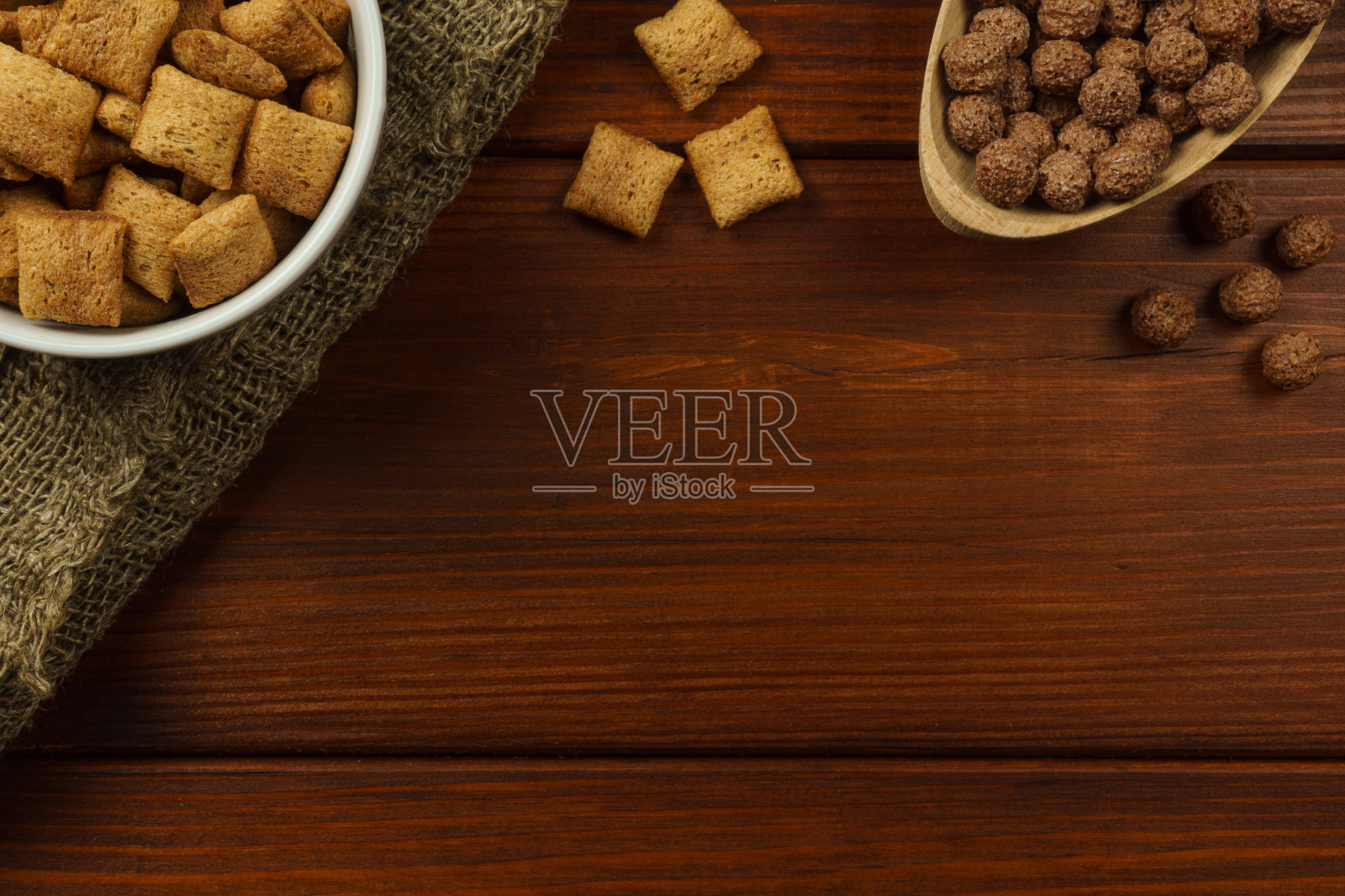 早餐麦片:一盘垫，巧克力球放在桌子上。文本空间照片摄影图片