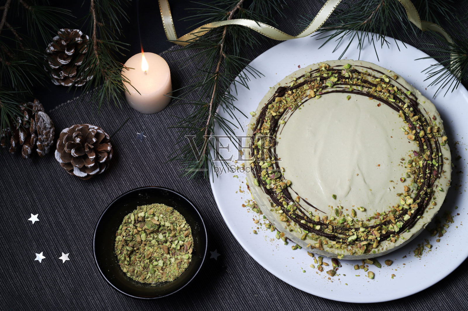 阿月浑子芝士蛋糕。圣诞装饰照片摄影图片