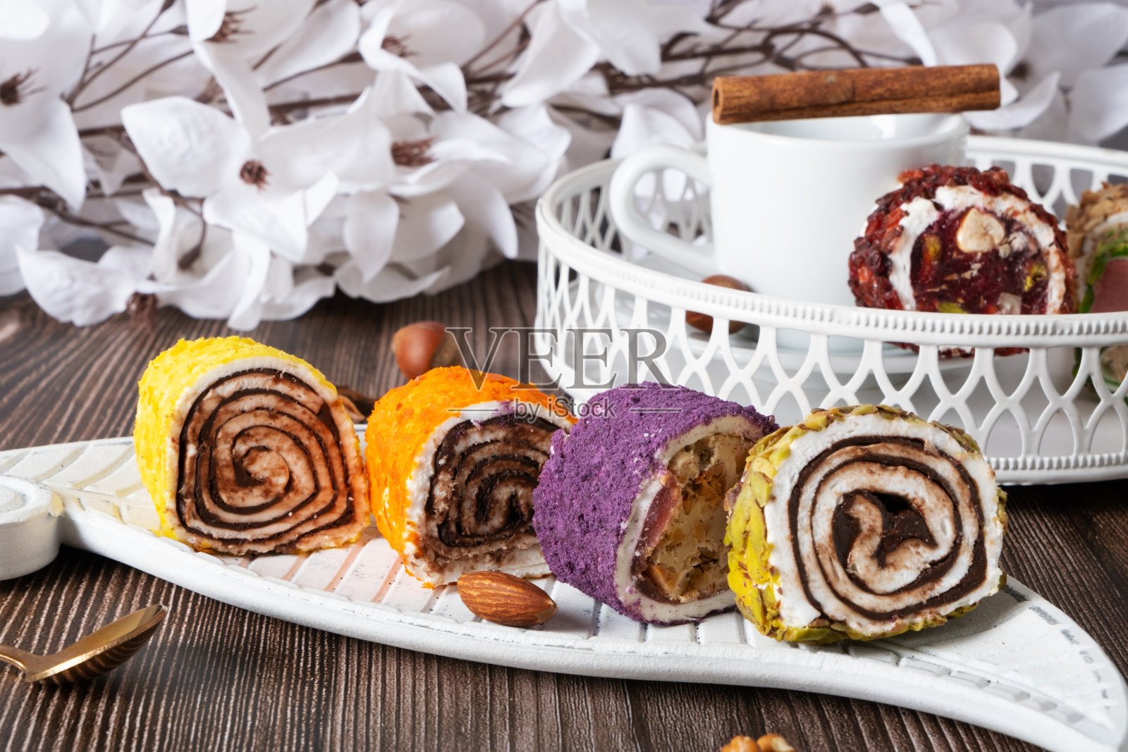 木盘上放着四种不同口味的传统土耳其糖果照片摄影图片