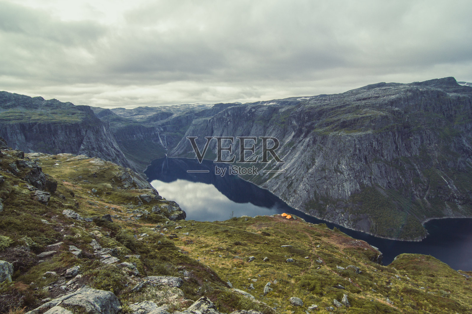 岩石山周围平静的湖泊风景照片照片摄影图片