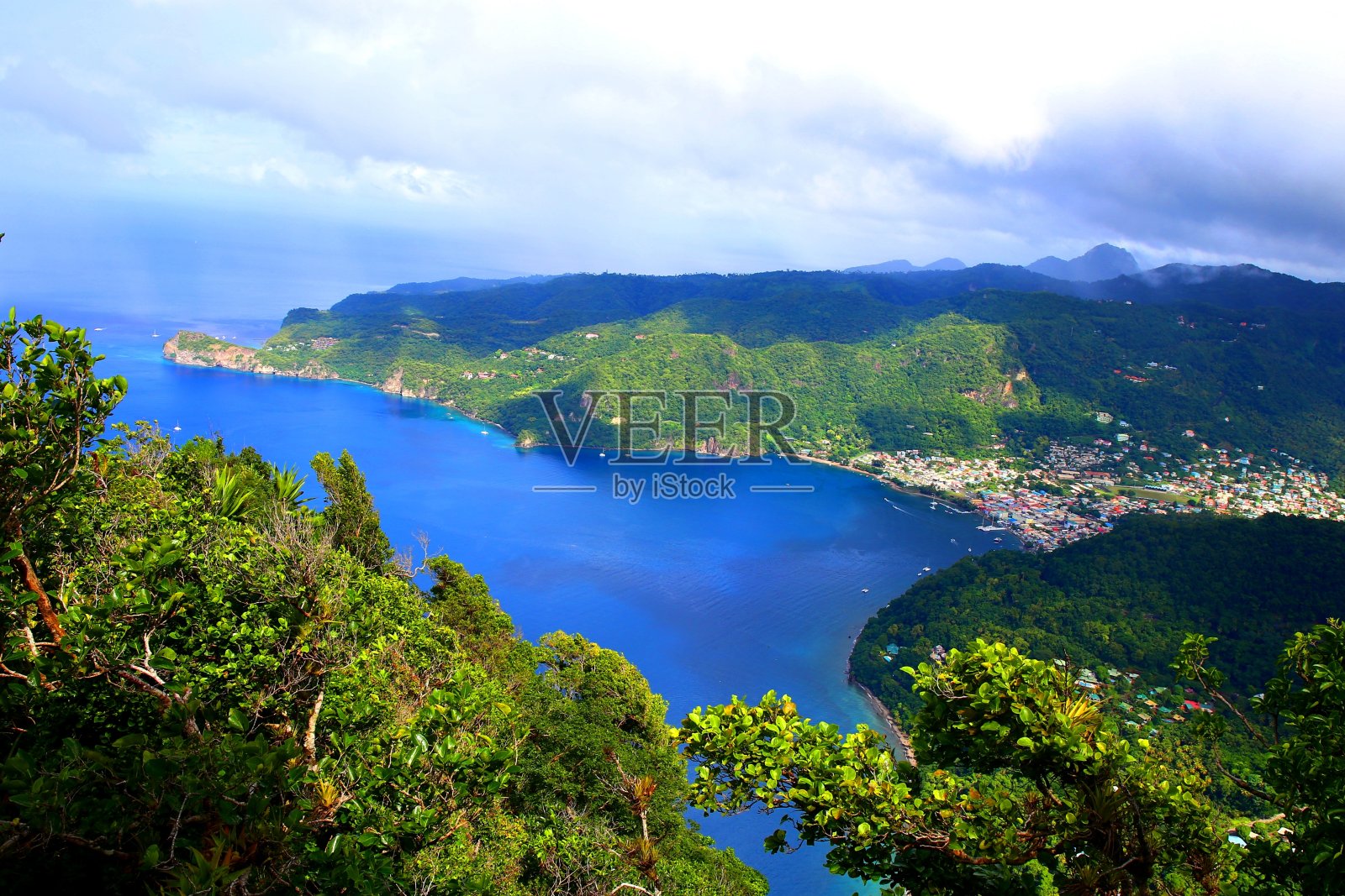 从苏弗里埃尔附近的小皮顿俯瞰加勒比海的美丽景色照片摄影图片