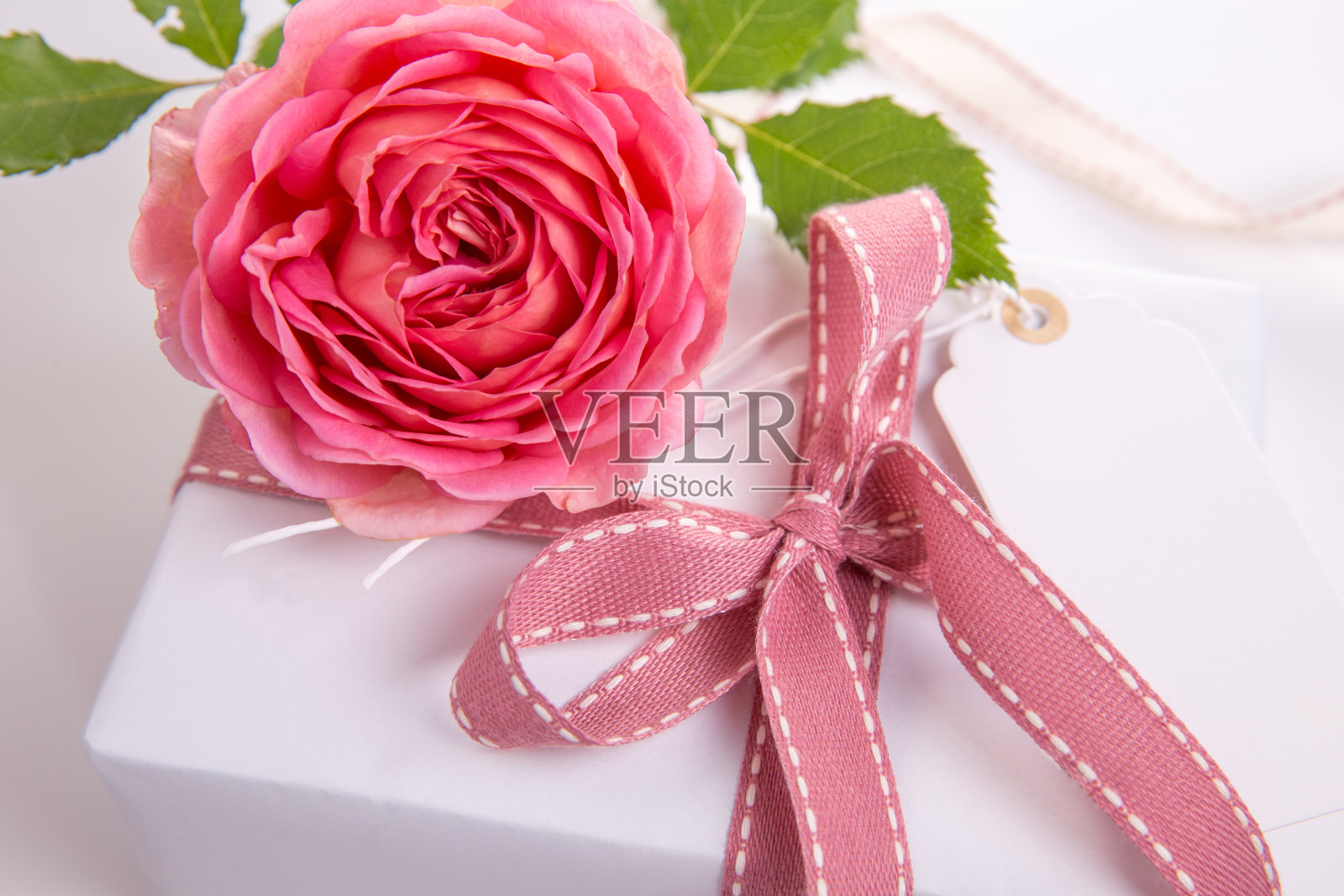 花店里的红玫瑰和木板上的白丝带做成的豪华花束。俯视图，平铺。副本的空间。照片摄影图片