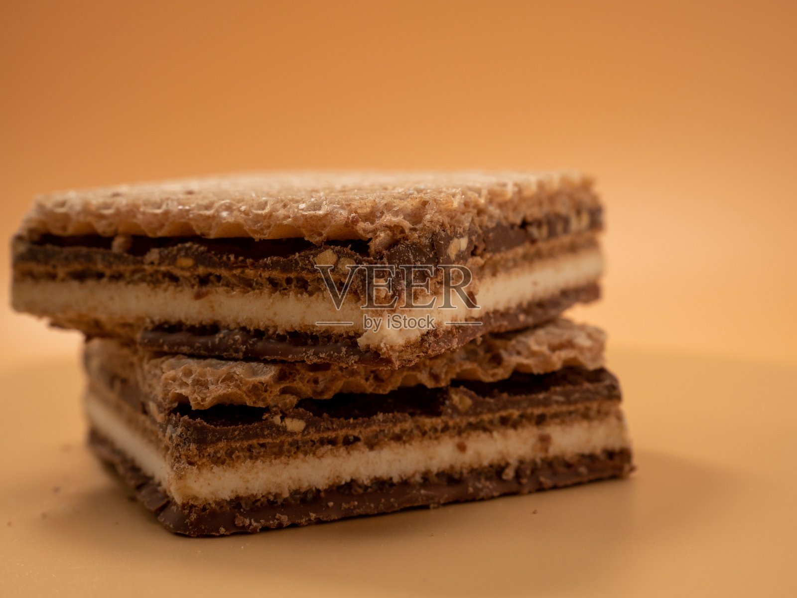 脆华夫饼加可可奶油和坚果。巧克力和坚果威化饼。照片摄影图片