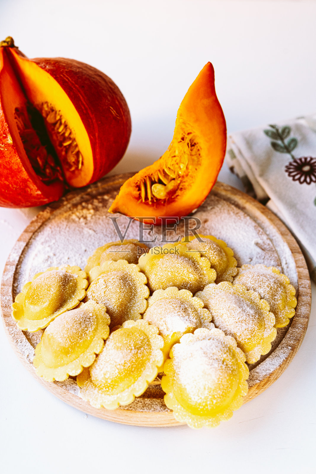 南瓜馅素食馄饨照片摄影图片