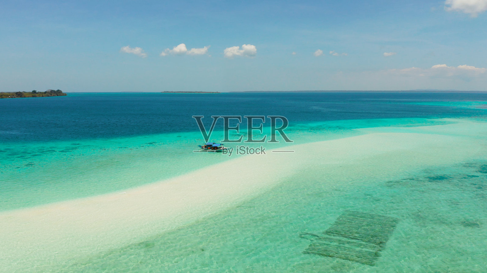 泻湖中的沙滩，碧绿的海水。巴拉巴克，巴拉望，菲律宾。照片摄影图片