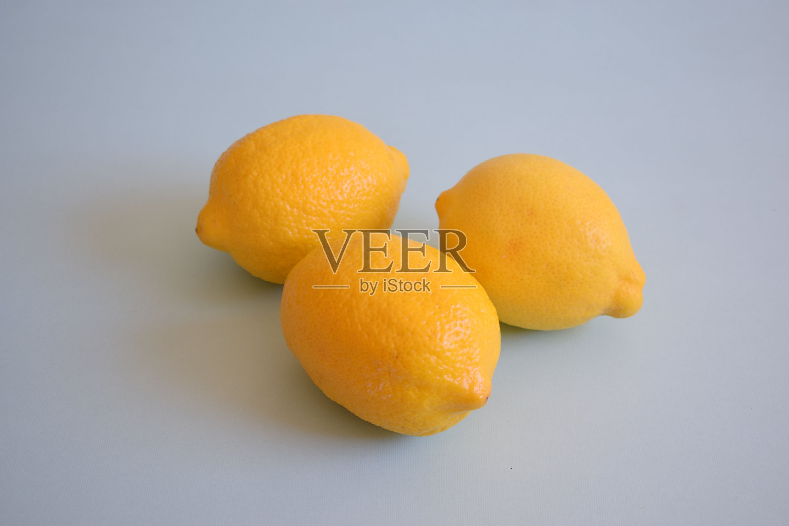 新鲜柠檬，蓝色背景。照片摄影图片