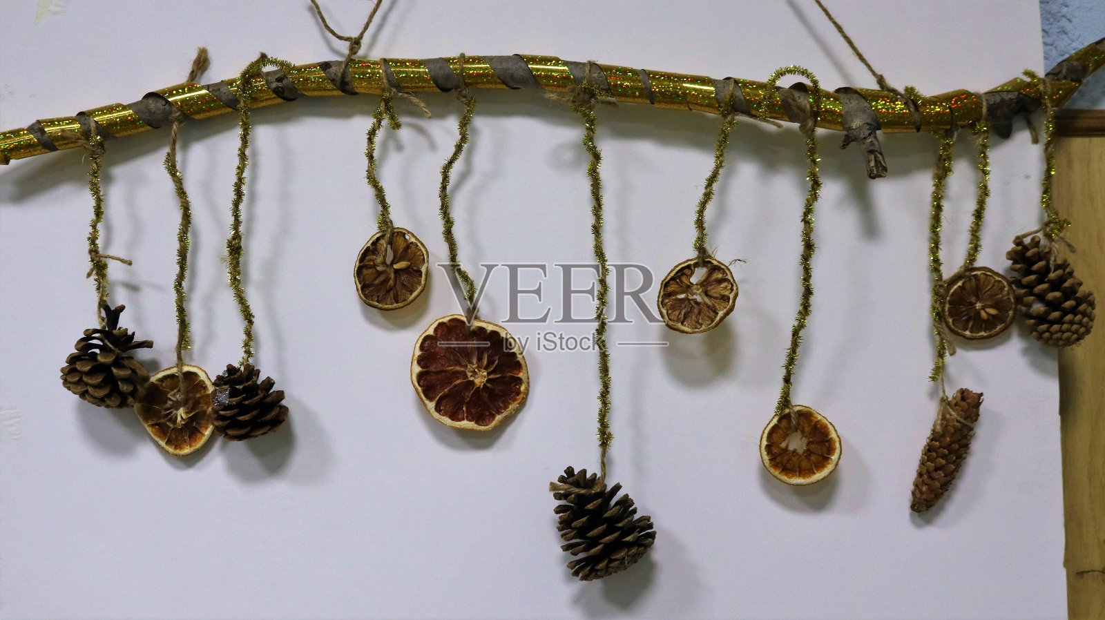 冬季装饰墙面上的装饰物组成照片摄影图片