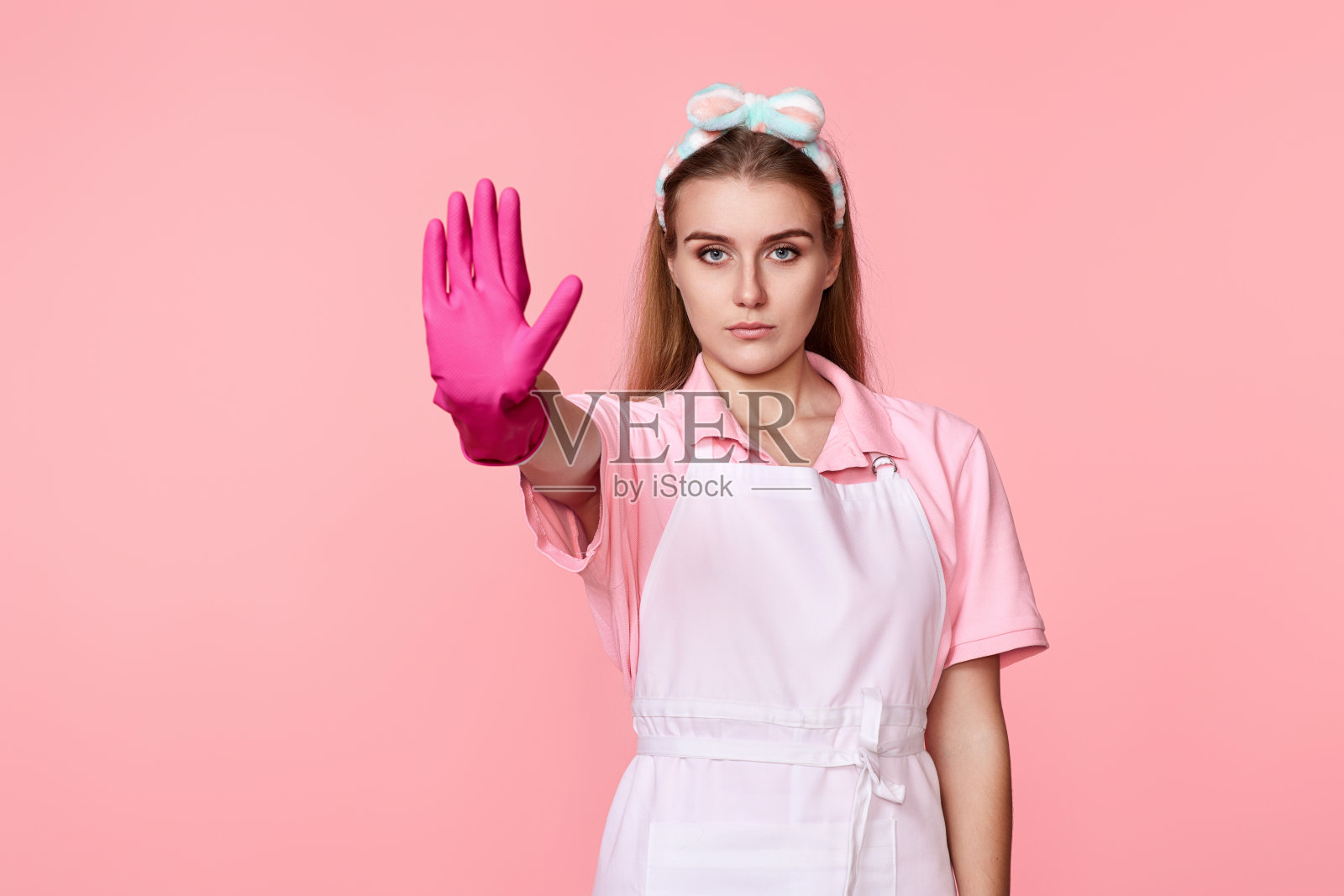 戴手套和干净围裙的漂亮女人照片摄影图片