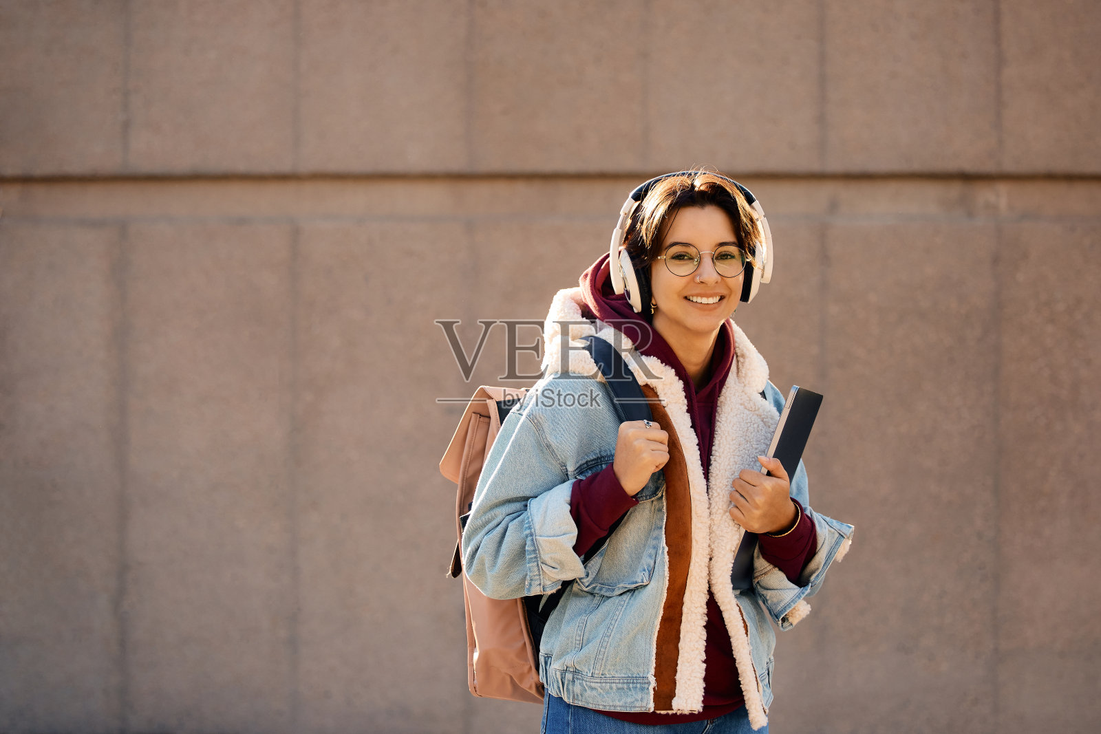 快乐的大学生肖像在户外看着相机。照片摄影图片