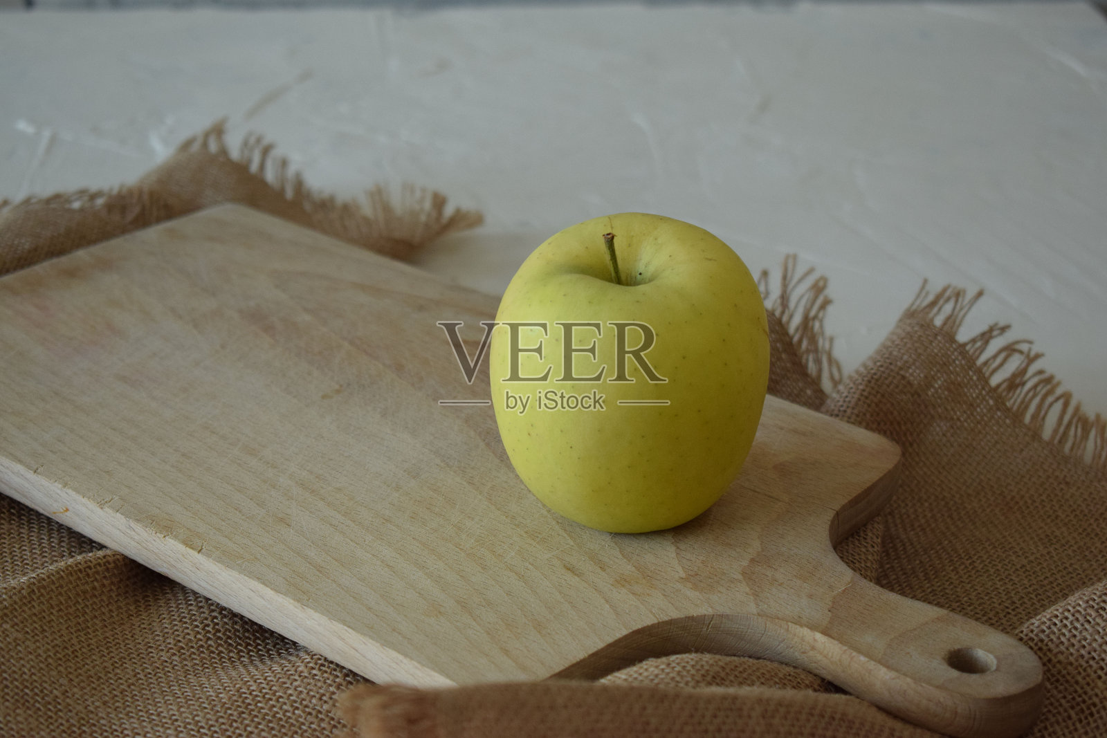 熟了的黄苹果在厨房里很新鲜照片摄影图片