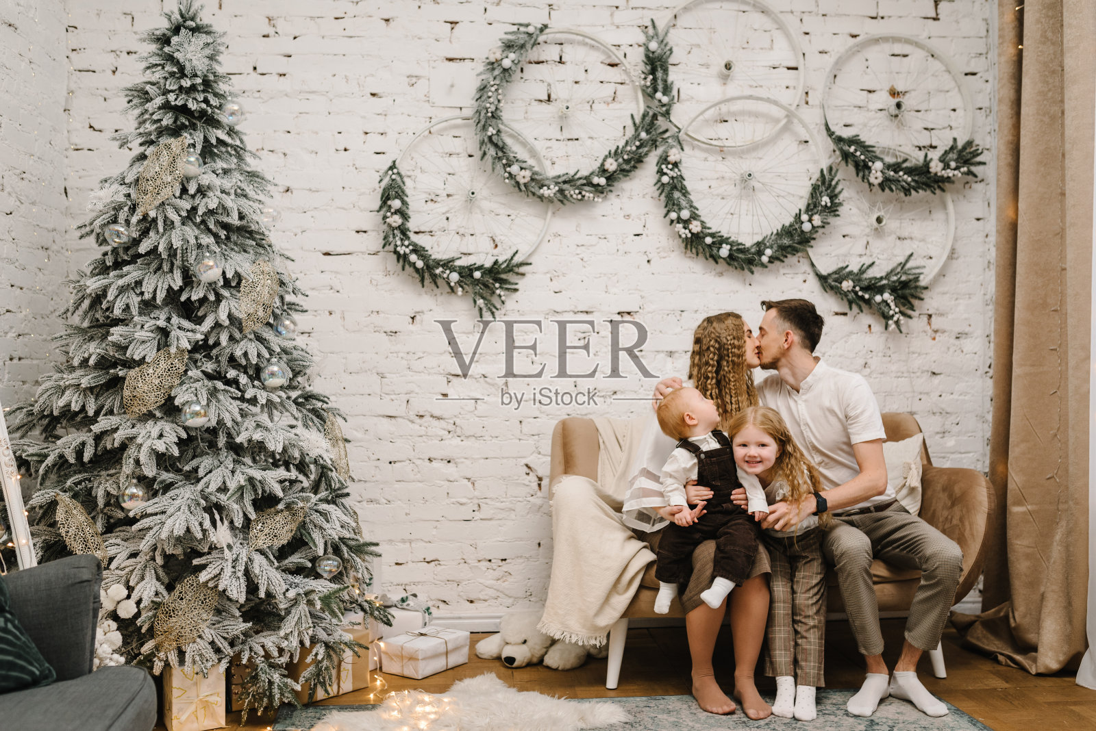 温馨家庭圣诞树下庆祝圣诞照片摄影图片