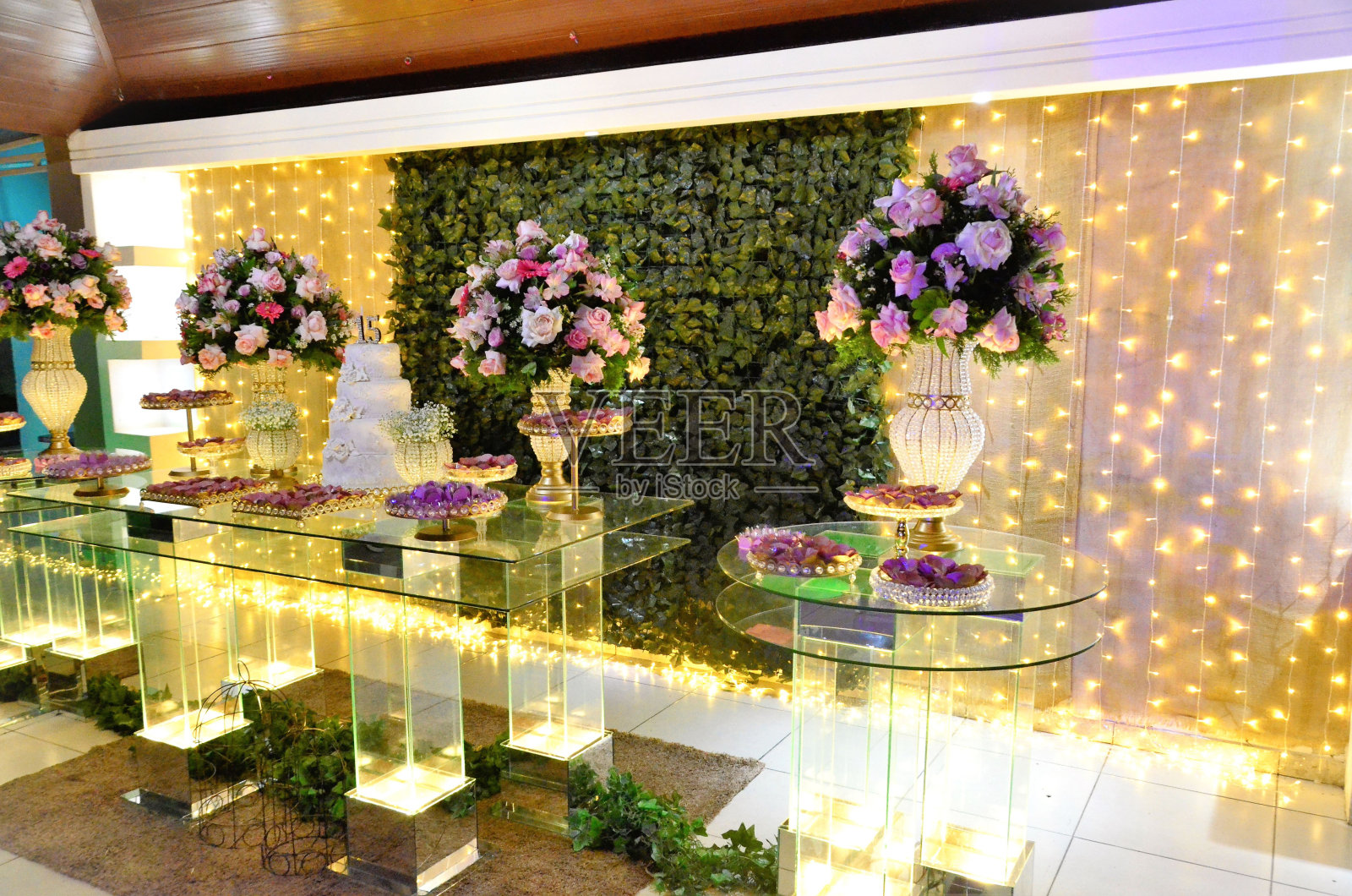 为15岁生日聚会装饰的桌子照片摄影图片