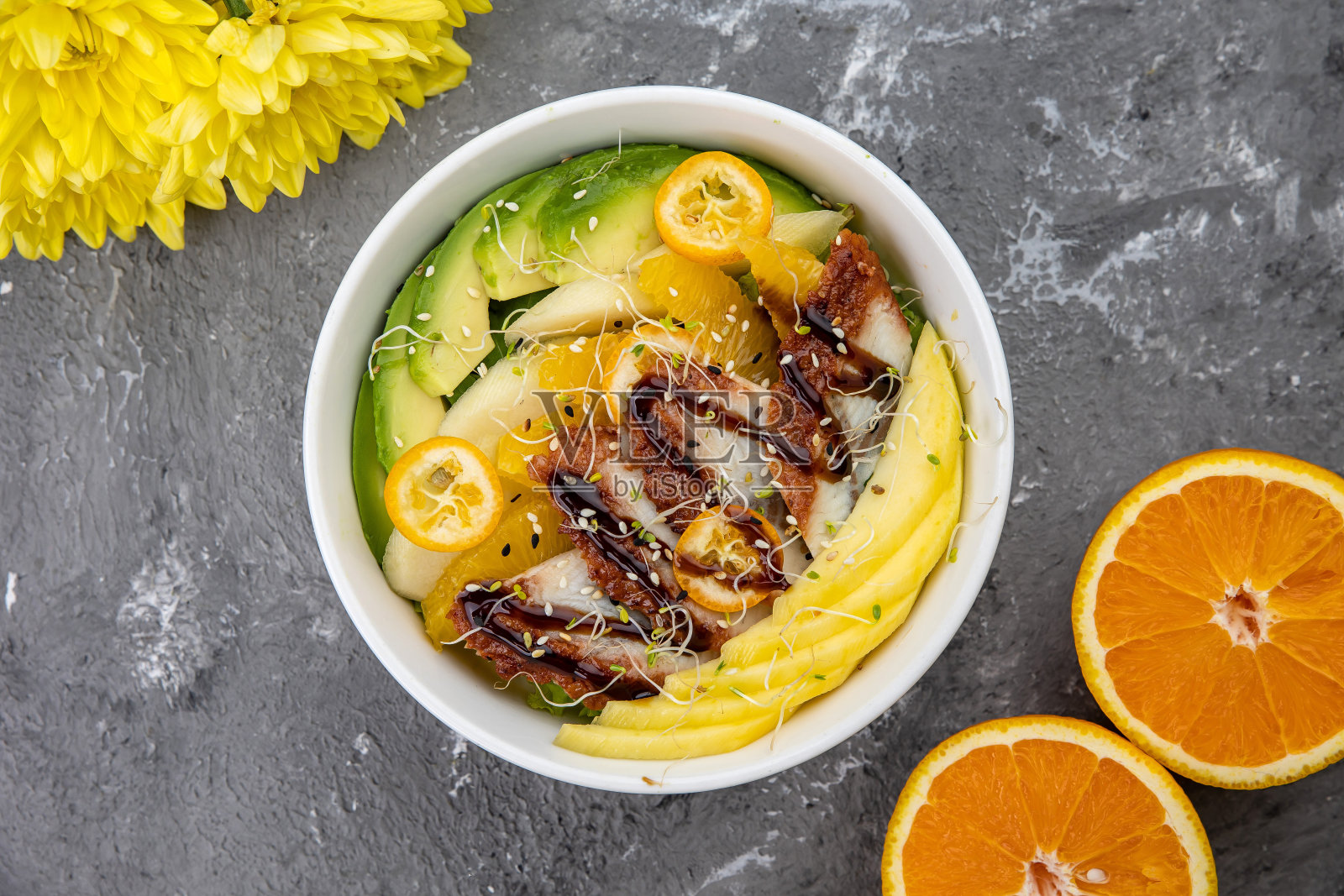 美味的鳗鱼和鳄梨照片摄影图片