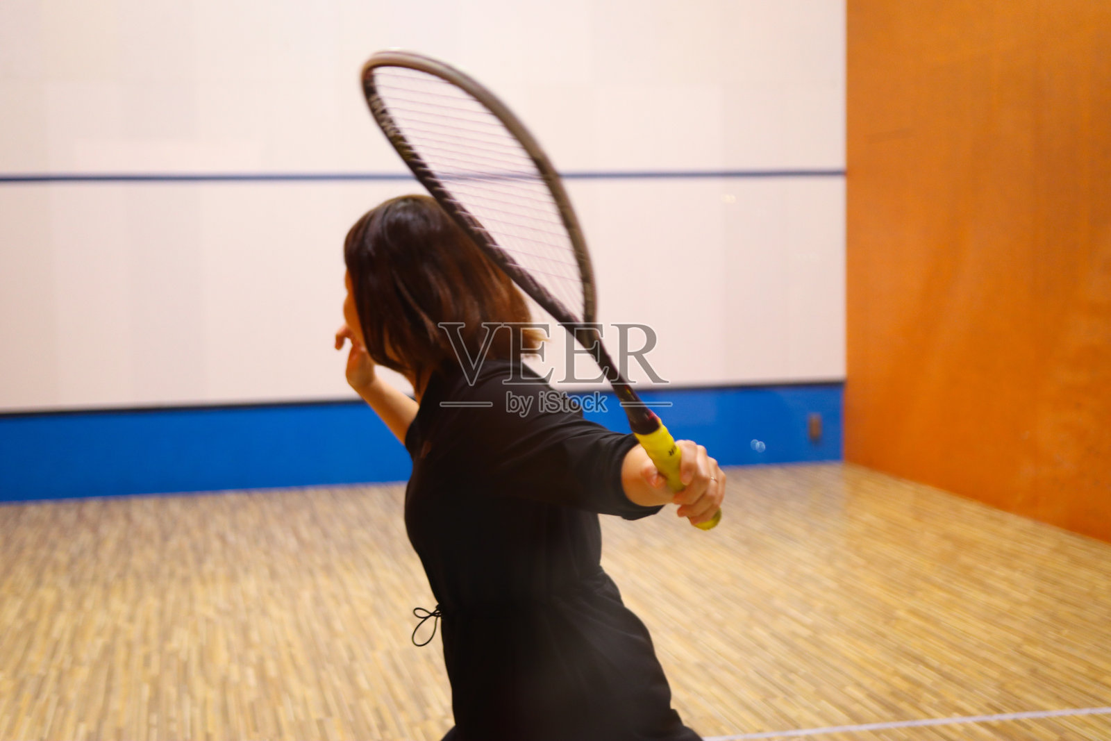 亚洲女子打壁球照片摄影图片