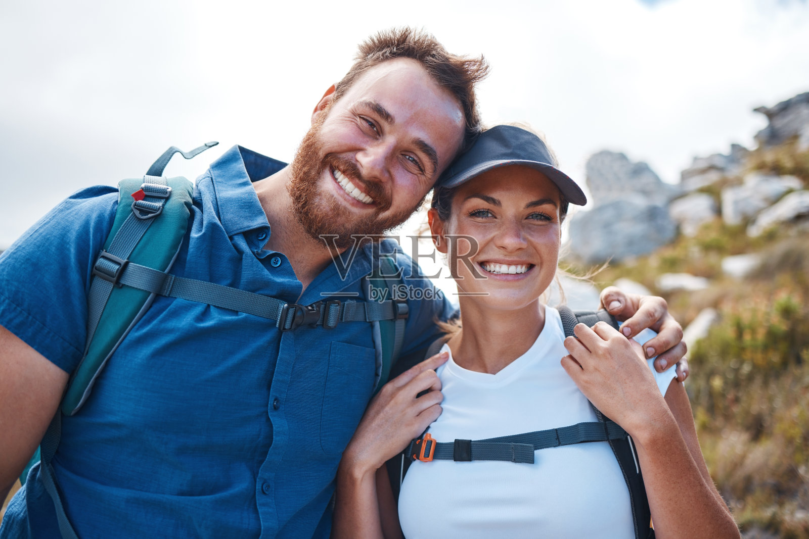 徒步旅行，情侣和户外冒险，健康和享受自然微笑，快乐和结合在一起。徒步旅行，男人和女人是积极的，锻炼和山区的健康，健身和乐趣。照片摄影图片