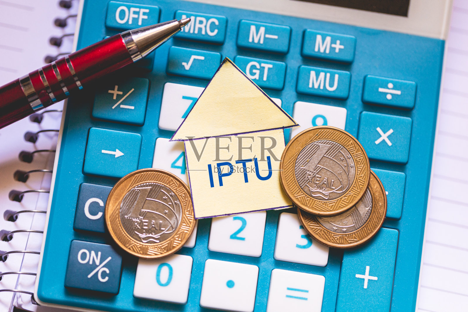 首字母缩写IPTU指房产税和城市领土。巴西经济和金融。照片摄影图片