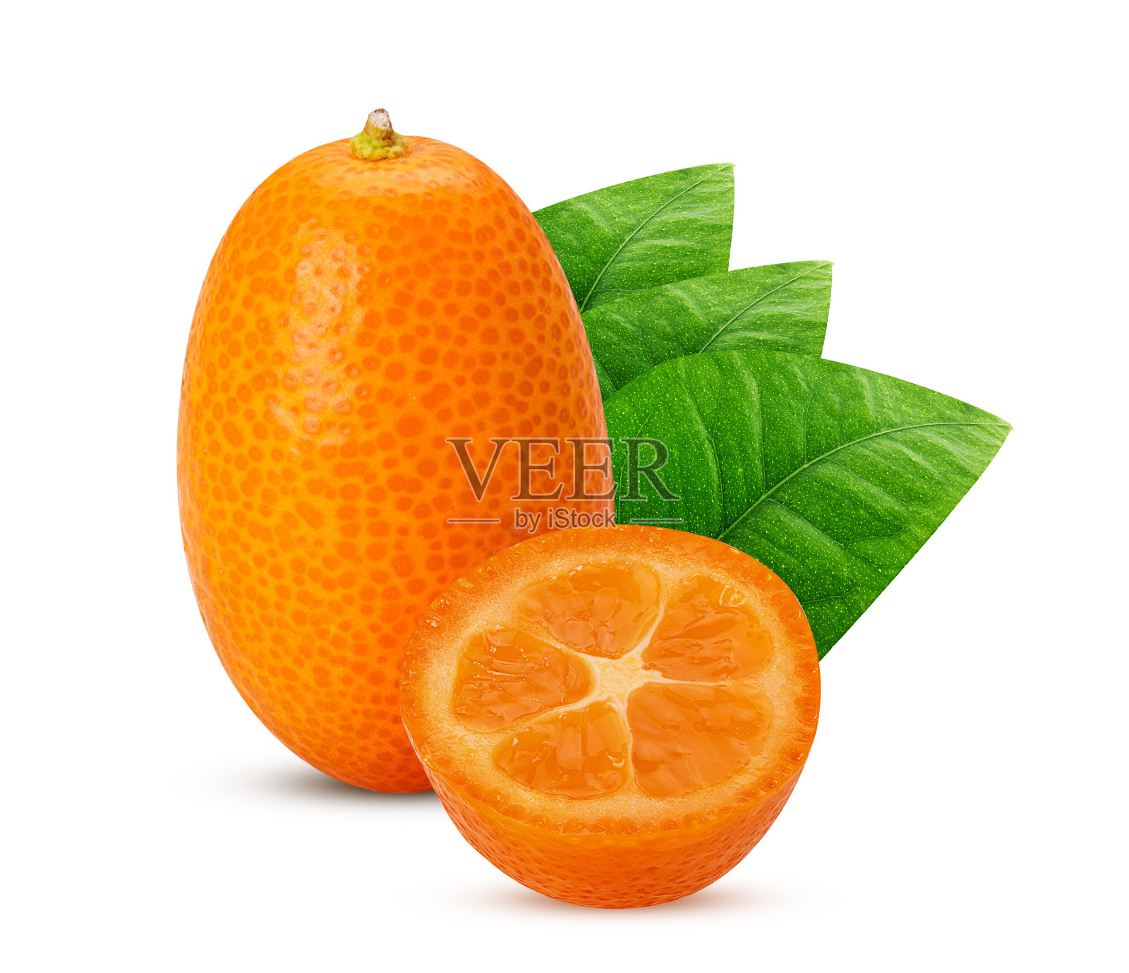 金桔果实，切成两半，带绿叶照片摄影图片