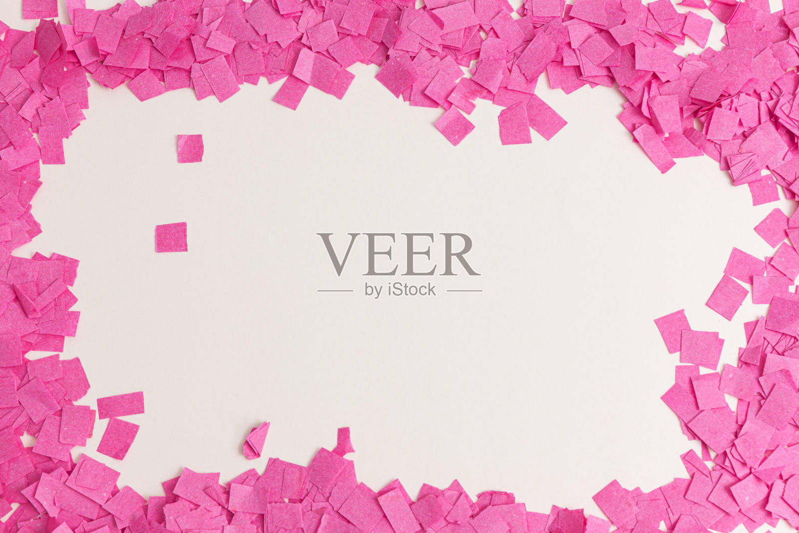 创意节日，农历新年框架与粉红色纸屑纸在白色背景，顶视图照片摄影图片