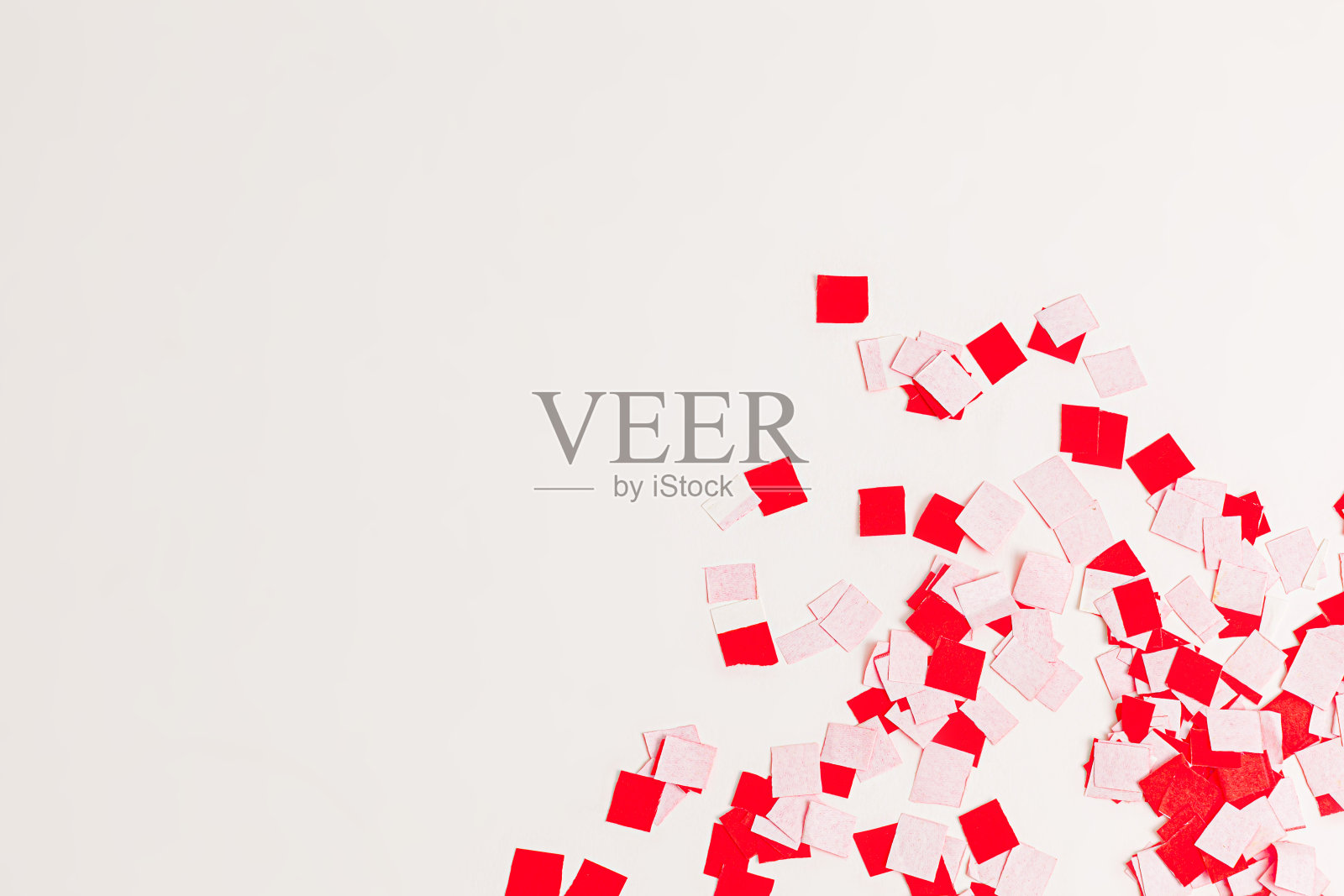 创意节日，农历新年框架与红色纸屑纸在白色背景，顶视图照片摄影图片