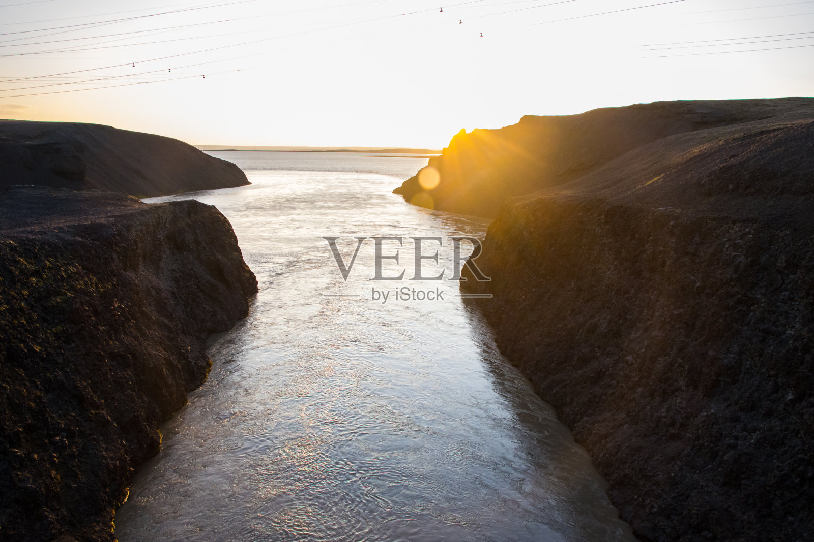 在峡湾的日落与shilouhete山照片摄影图片