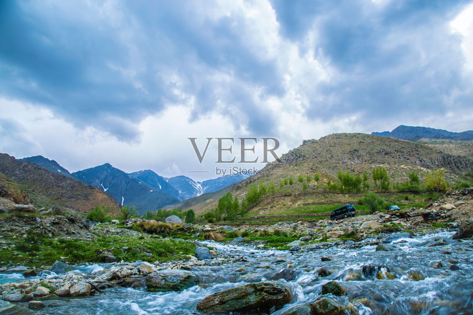 河流的景观视图与山脉的背景下，云雾密布的天空照片摄影图片