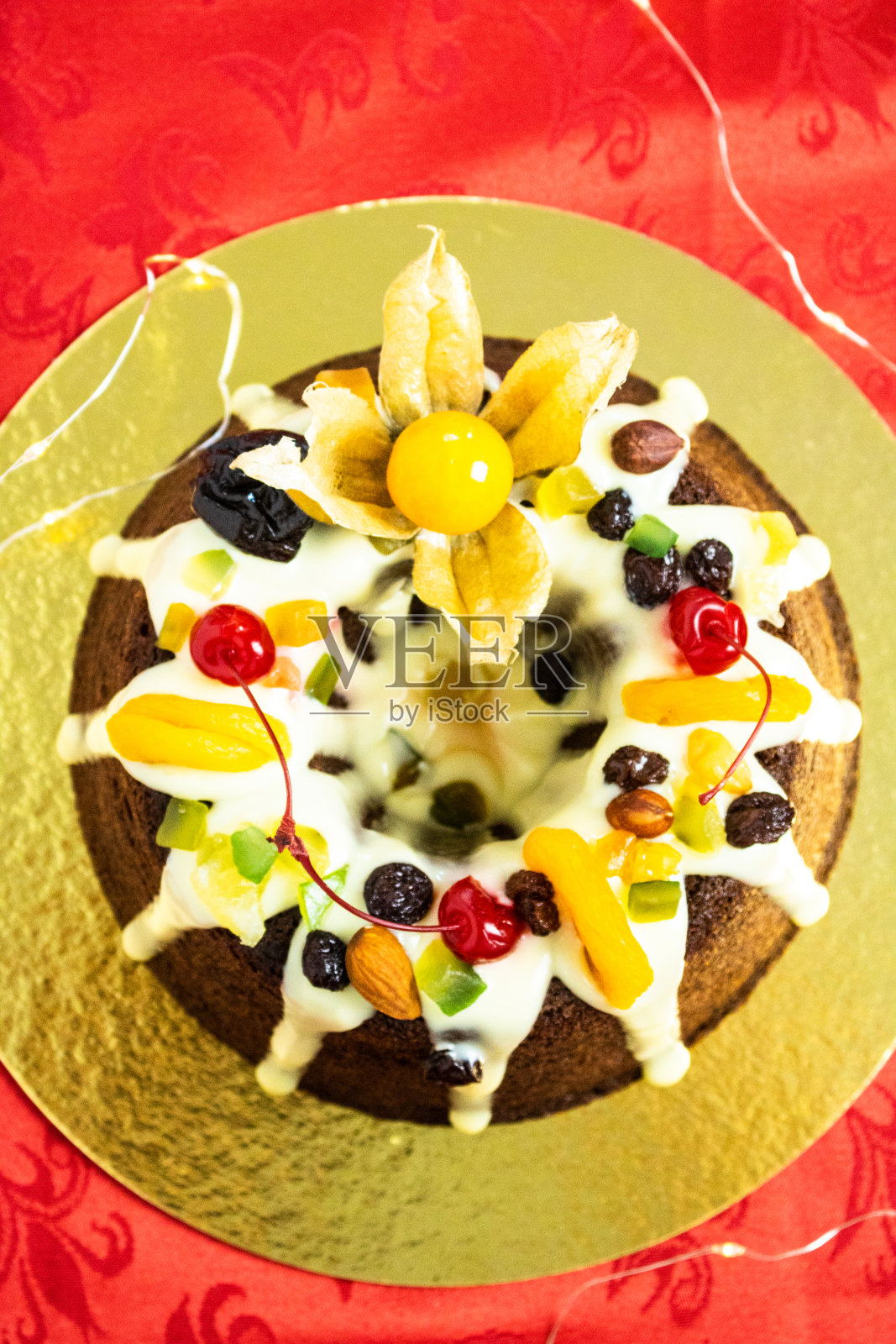 巧克力蛋糕加糖果圣诞水果照片摄影图片