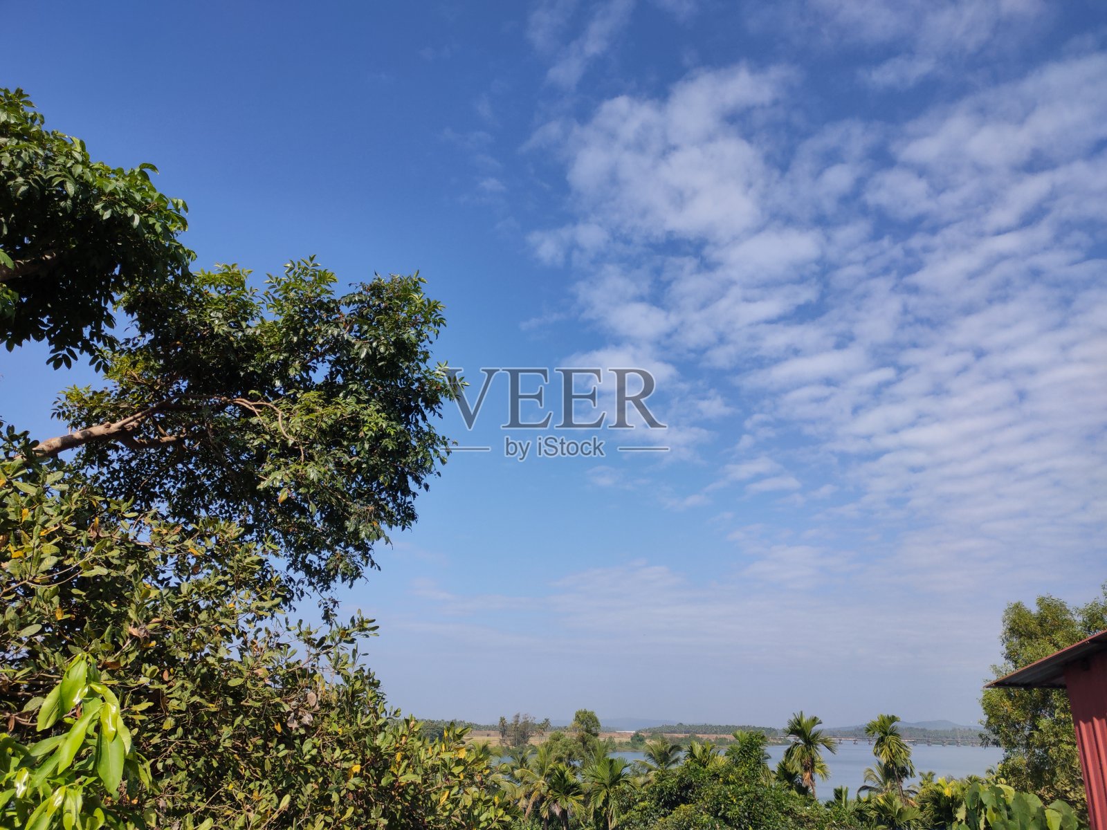 蓝天上的花纹云，大自然的窗口照片摄影图片