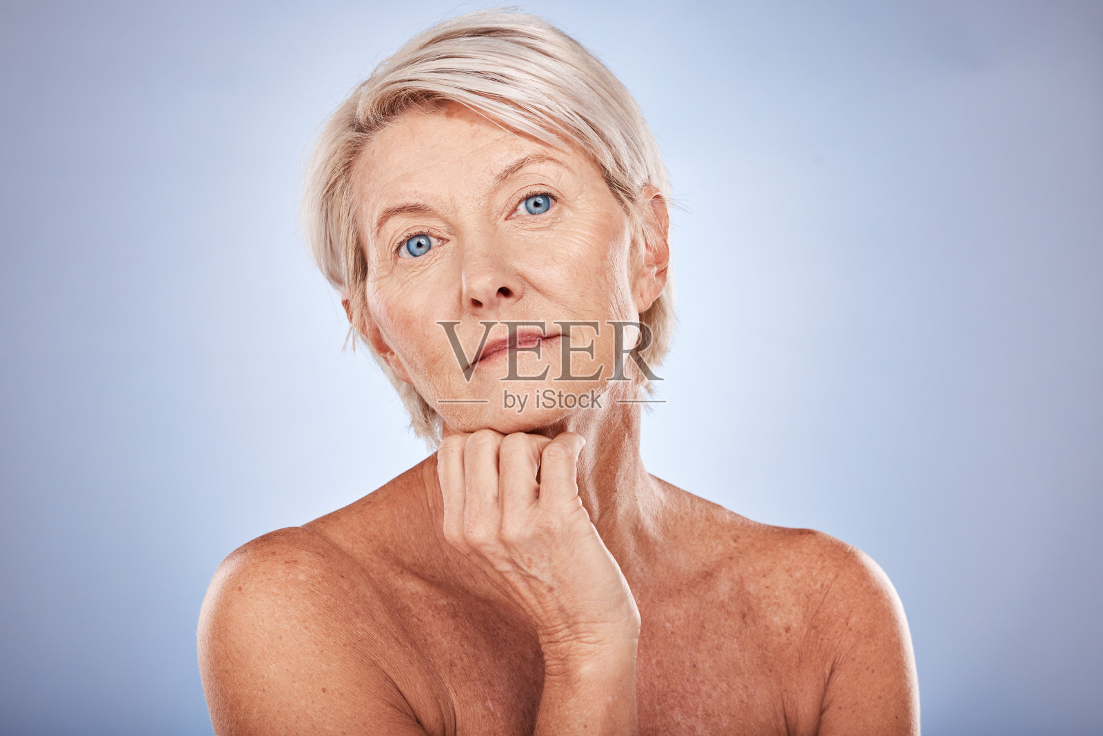 老年妇女，护肤和美容与面部肖像，健康和健康对灰色的模型工作室背景。老年人美容和皮肤病学面部化妆品与抗衰老治疗照片摄影图片