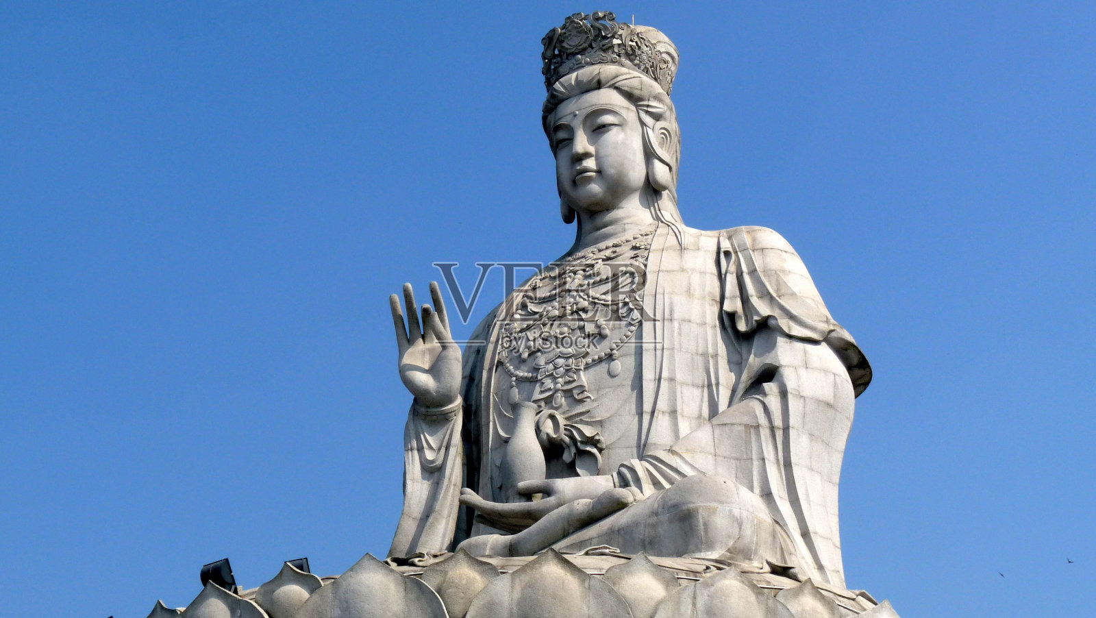 蓝色天空背景的巨型雕像照片摄影图片